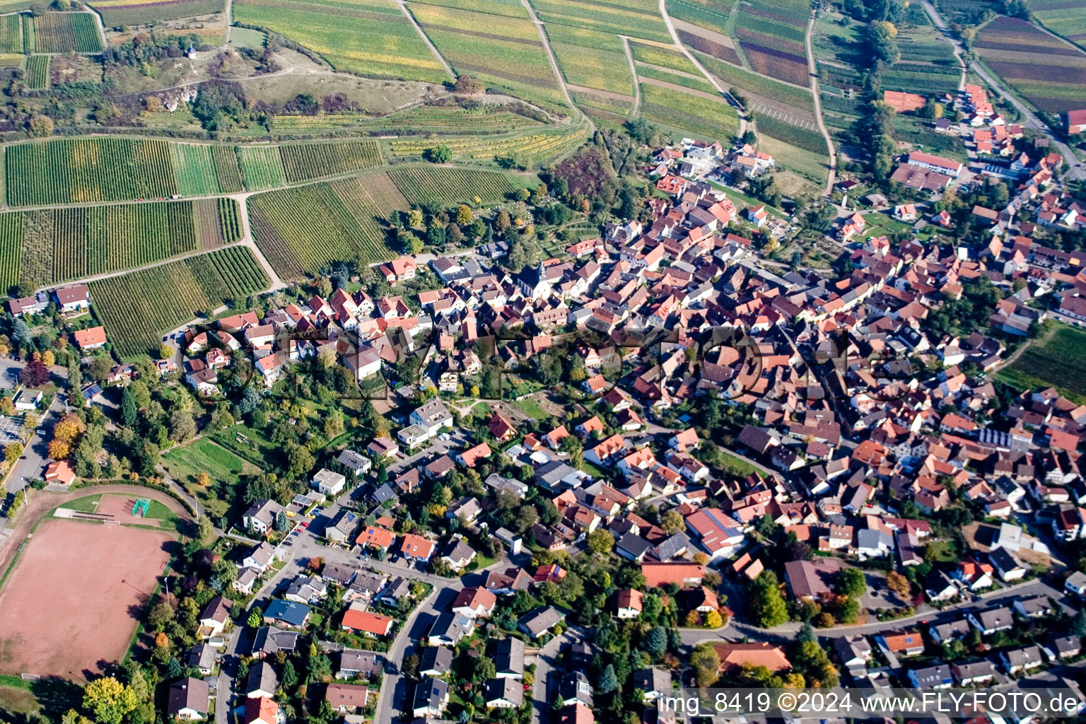 Dorf - Ansicht am Rande von Weinbergen und der Kapelle im Naturschutzgebiet Kleine Kalmit in Ilbesheim bei Landau in der Pfalz im Bundesland Rheinland-Pfalz, Deutschland