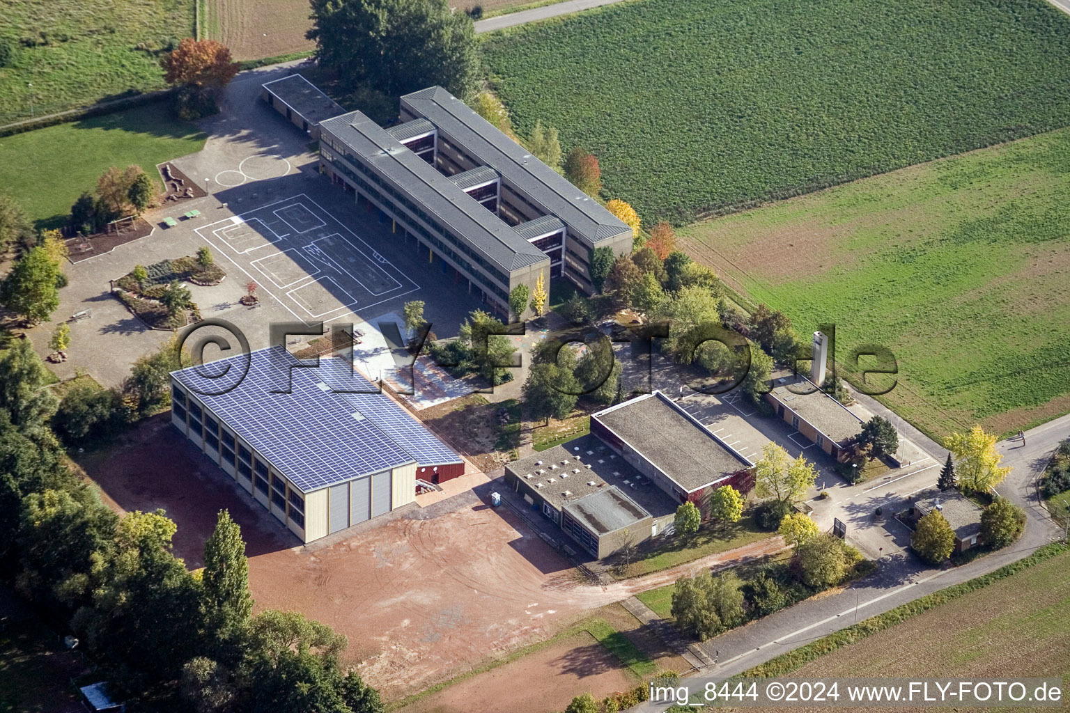 Schulgelände und Gebäudekomplex der Klingbachschule im Ortsteil Ingenheim in Billigheim-Ingenheim im Bundesland Rheinland-Pfalz, Deutschland