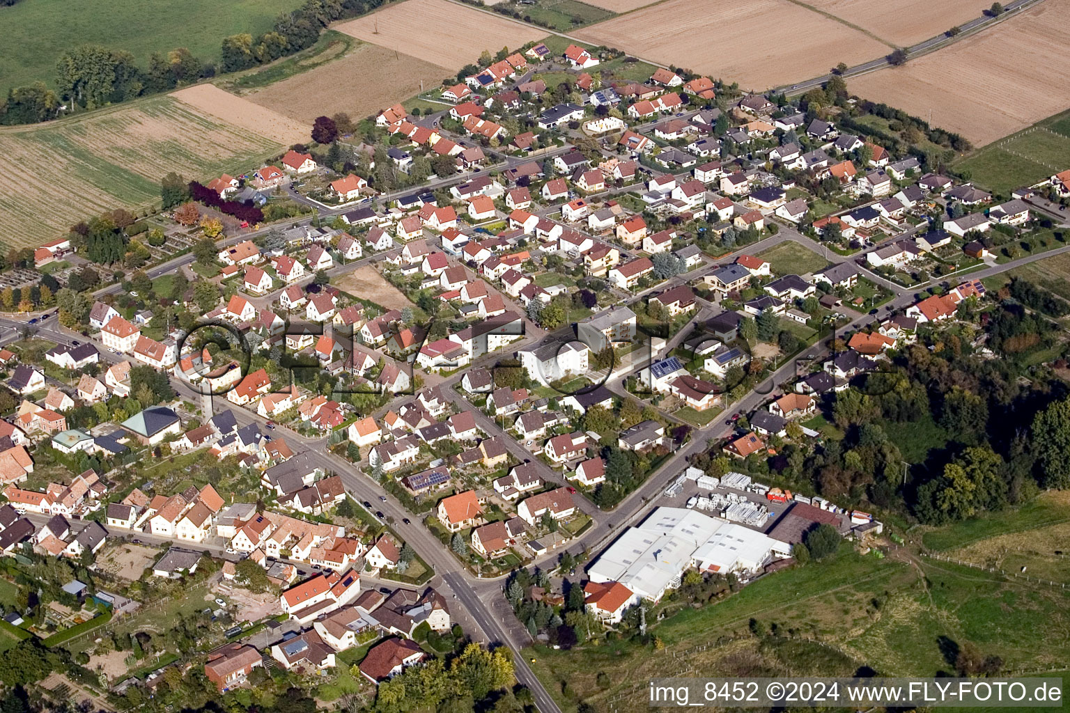 Ortsansicht der Straßen und Häuser der Wohngebiete in Billigheim-Ingenheim im Bundesland Rheinland-Pfalz, Deutschland von oben