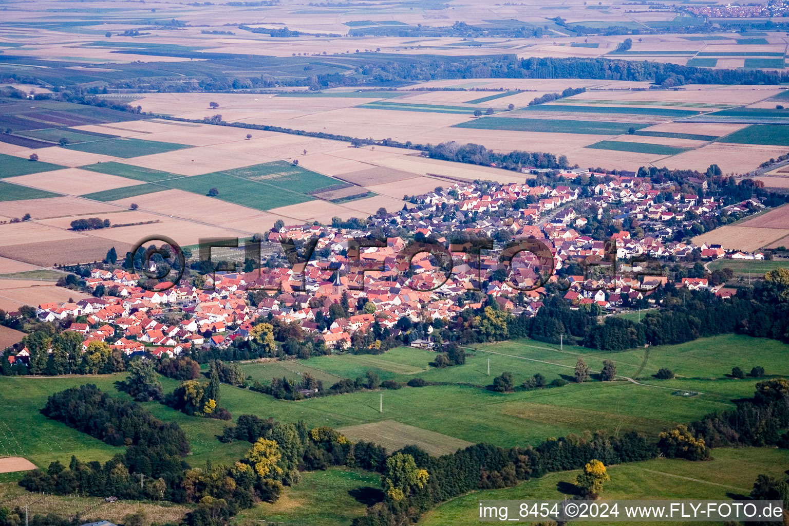 Rohrbach von Südwesten im Bundesland Rheinland-Pfalz, Deutschland