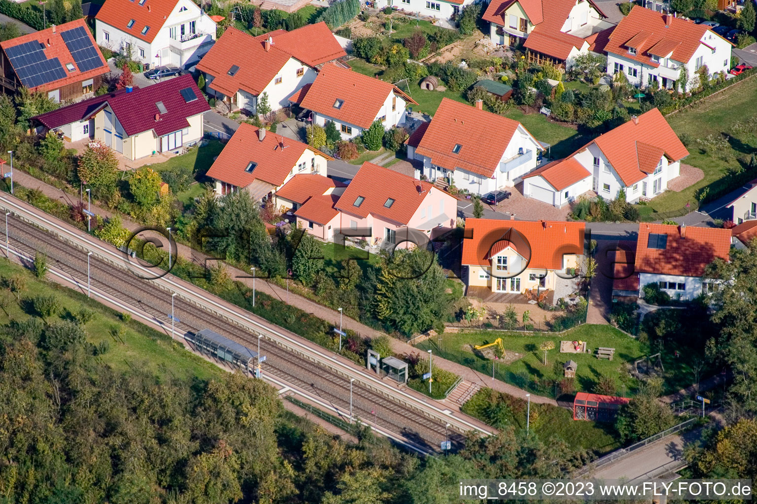 Luftaufnahme von Steinweiler, An der Bahn im Bundesland Rheinland-Pfalz, Deutschland