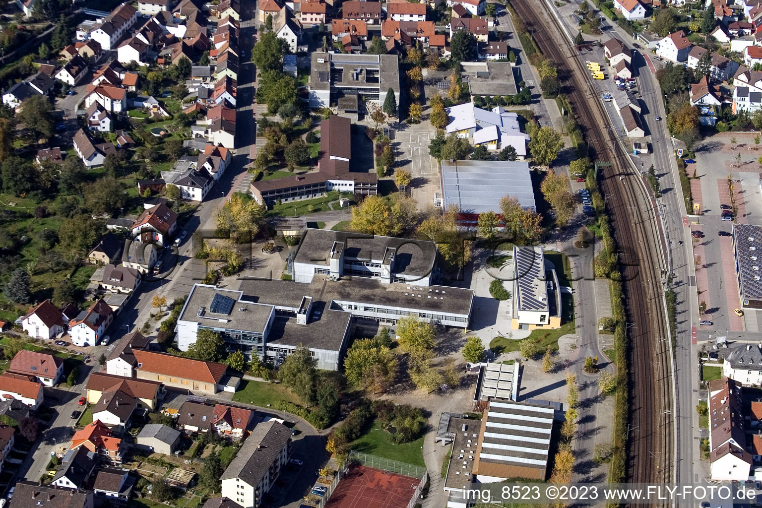 Luftaufnahme von Schulgebäude der Ludwig-Marum-Gymnasium Pfinztal im Ortsteil Berghausen in Pfinztal im Bundesland Baden-Württemberg, Deutschland