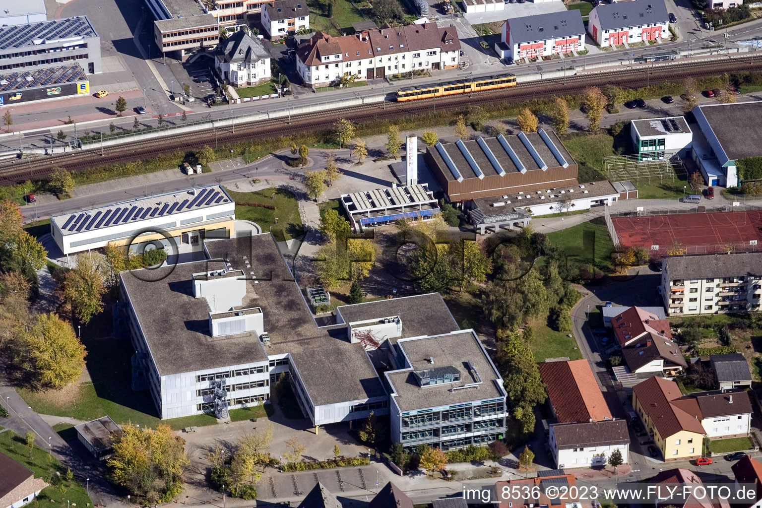 Schulgebäude der Ludwig-Marum-Gymnasium Pfinztal im Ortsteil Berghausen in Pfinztal im Bundesland Baden-Württemberg, Deutschland aus der Luft betrachtet