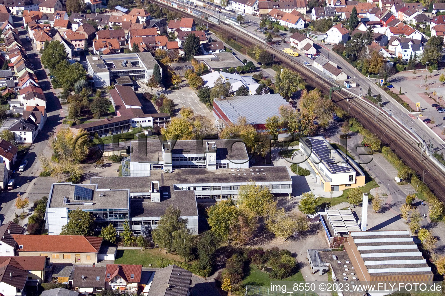 Luftbild von Schulgebäude der Ludwig-Marum-Gymnasium Pfinztal im Ortsteil Berghausen in Pfinztal im Bundesland Baden-Württemberg, Deutschland