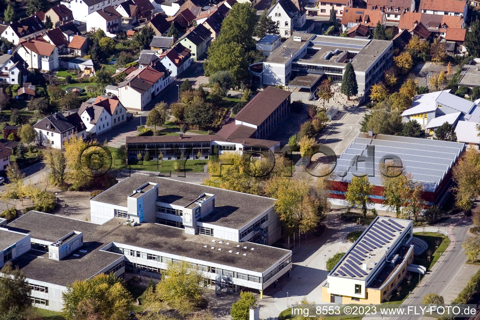 Luftaufnahme von Schulgebäude der Ludwig-Marum-Gymnasium Pfinztal im Ortsteil Berghausen in Pfinztal im Bundesland Baden-Württemberg, Deutschland