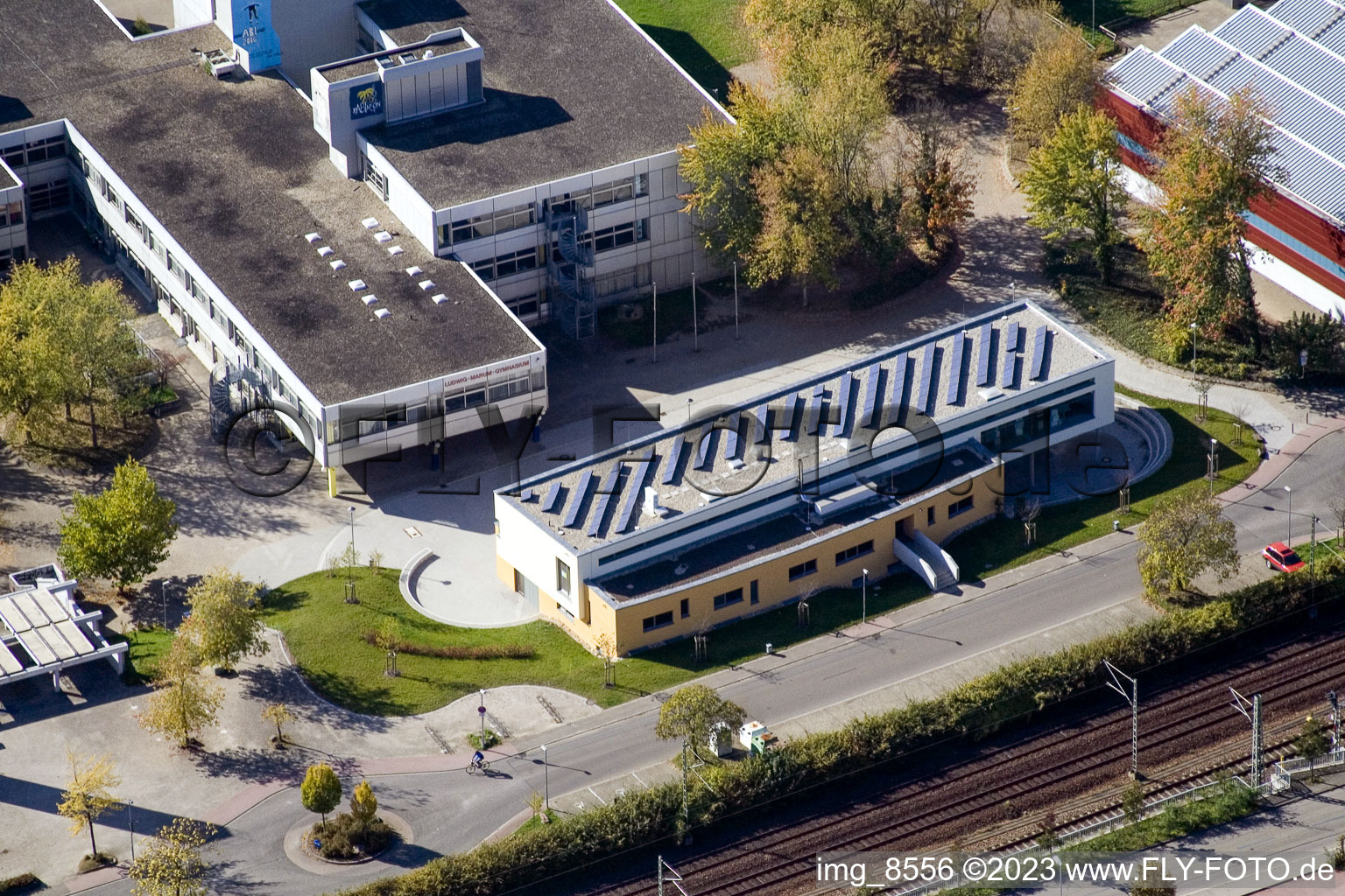 Schulgebäude der Ludwig-Marum-Gymnasium Pfinztal im Ortsteil Berghausen in Pfinztal im Bundesland Baden-Württemberg, Deutschland von oben