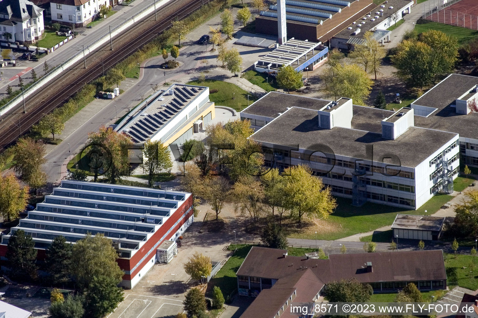 Schulgebäude der Ludwig-Marum-Gymnasium Pfinztal im Ortsteil Berghausen in Pfinztal im Bundesland Baden-Württemberg, Deutschland von oben gesehen