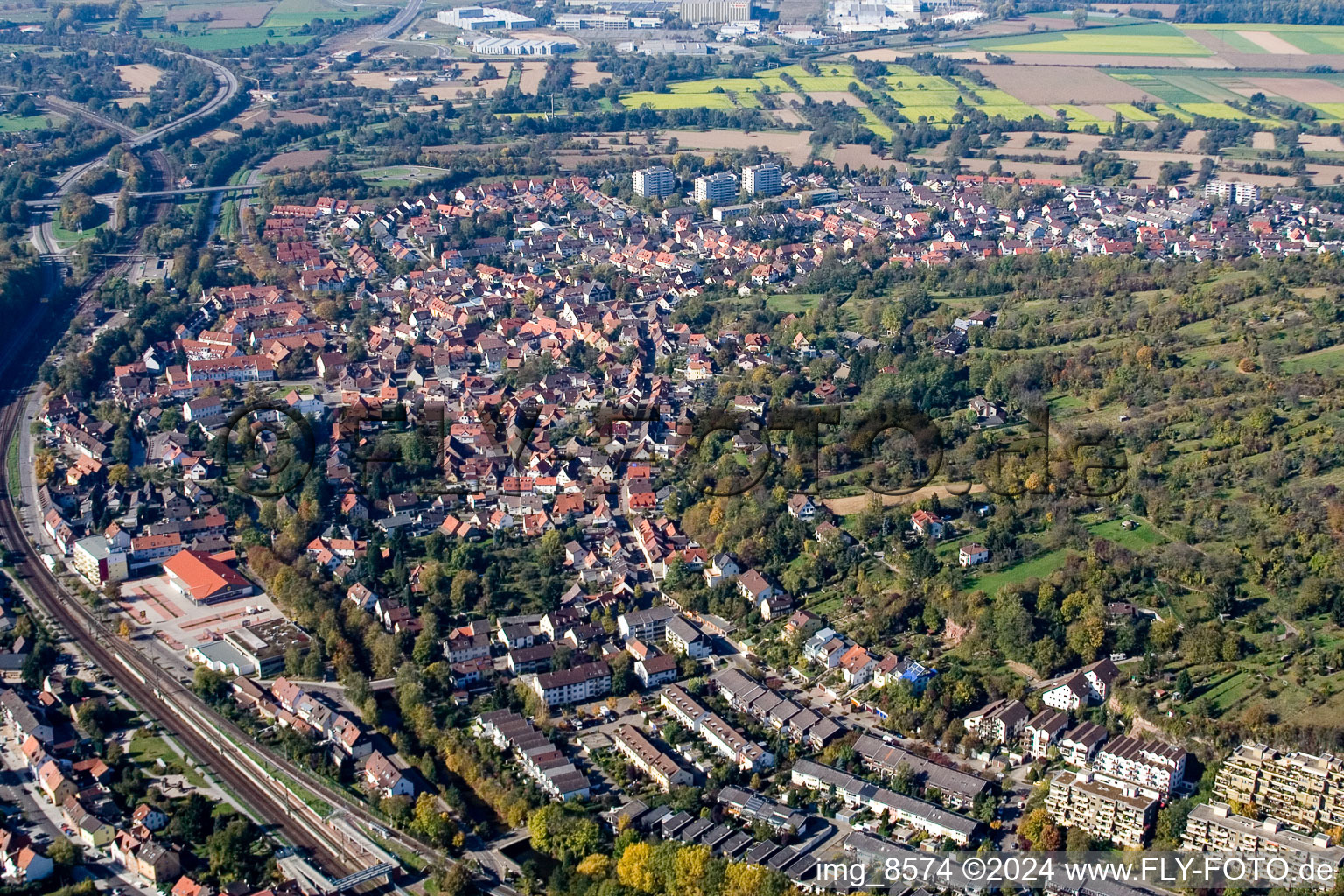 Ortsansicht der Straßen und Häuser der Wohngebiete im Ortsteil Grötzingen in Karlsruhe im Bundesland Baden-Württemberg, Deutschland