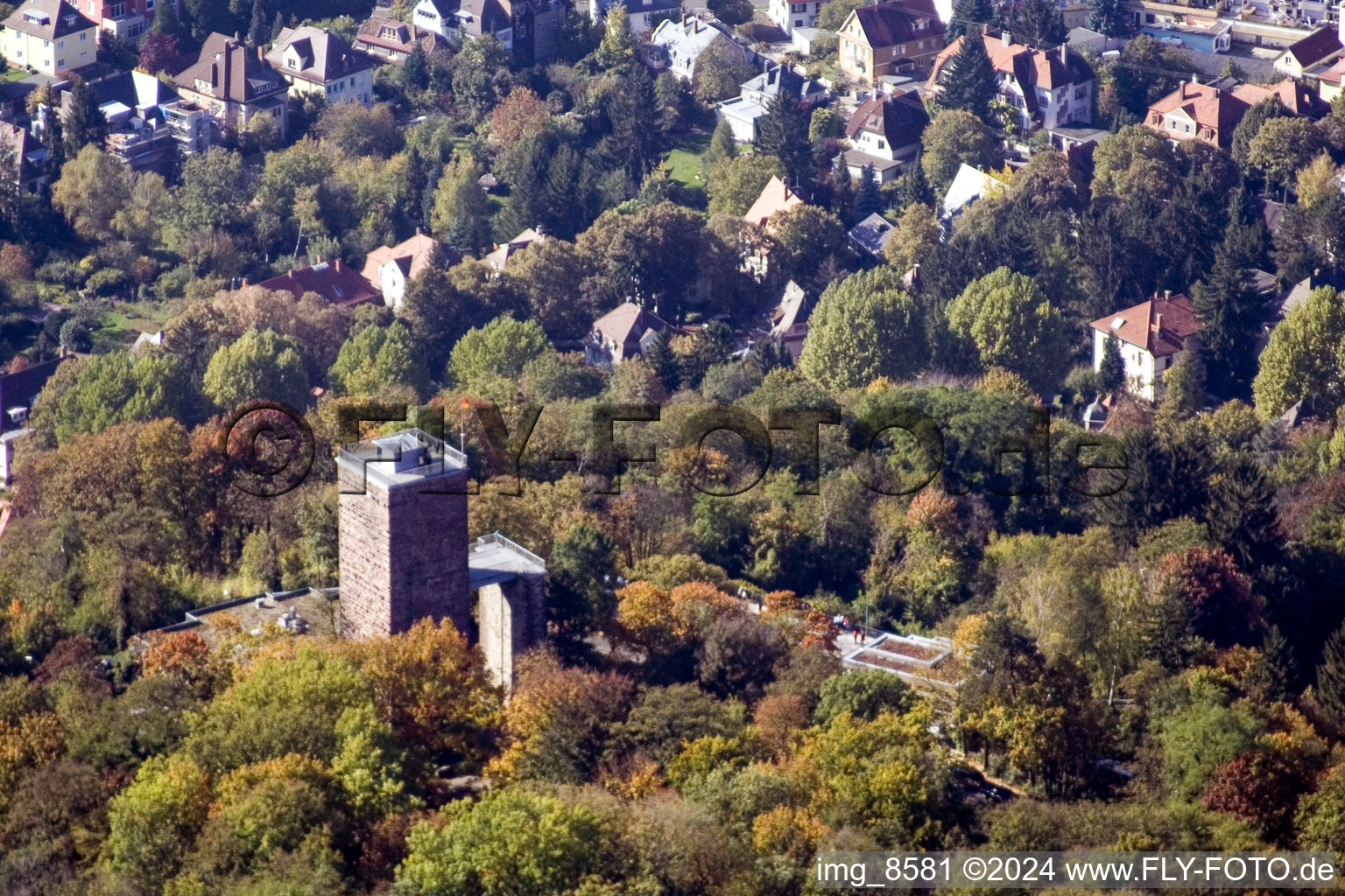 Luftbild von Bauwerk des Aussichtsturmes auf dem Turmberg mit Gourmetrestaurant Anders im Ortsteil Durlach in Karlsruhe im Bundesland Baden-Württemberg, Deutschland