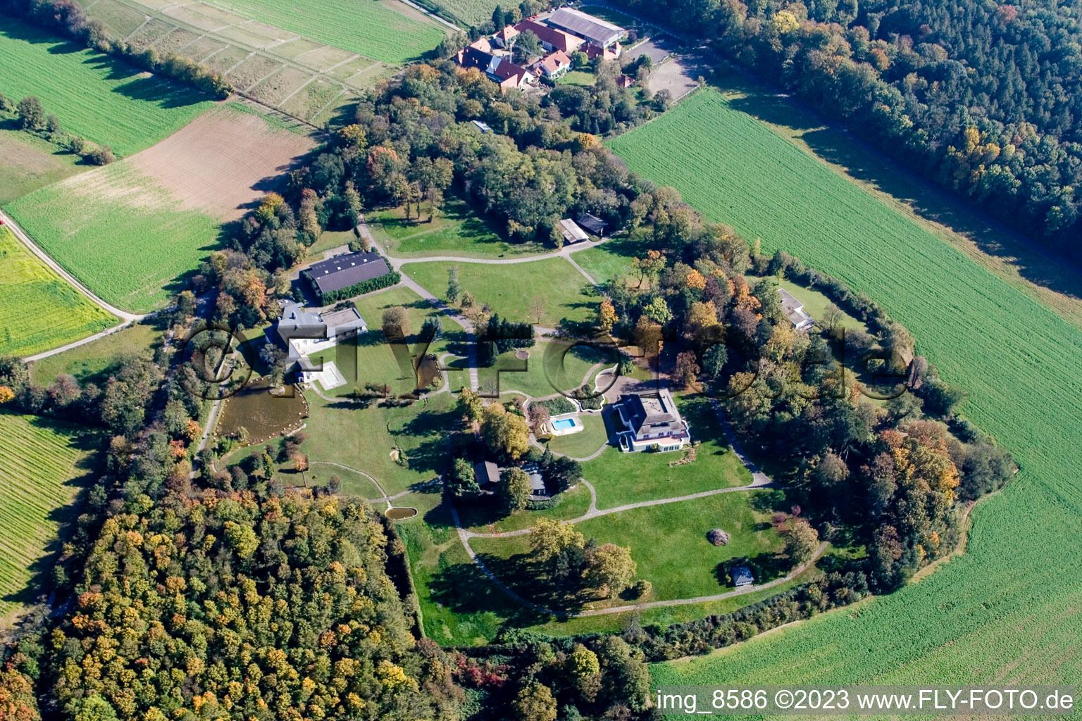 Schrägluftbild von Grötzingen, Schmieder-Anwesen am Rittnerthof in Karlsruhe im Bundesland Baden-Württemberg, Deutschland