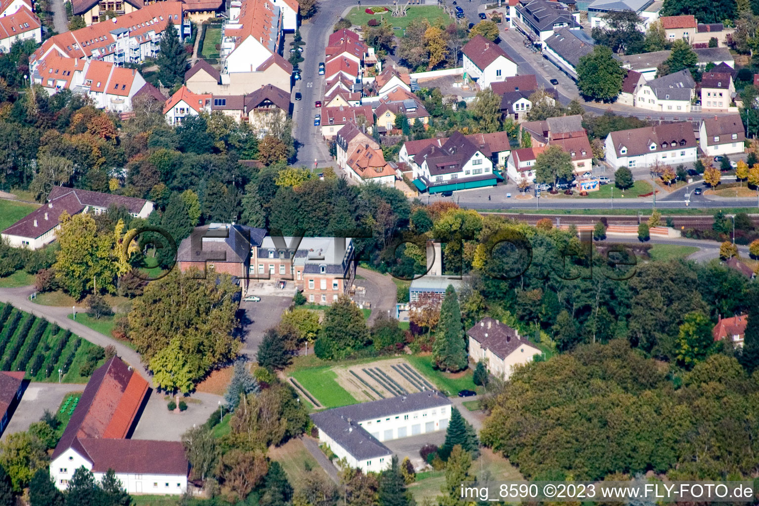 Luftaufnahme von Grötzingen, Augustenburg in Karlsruhe im Bundesland Baden-Württemberg, Deutschland