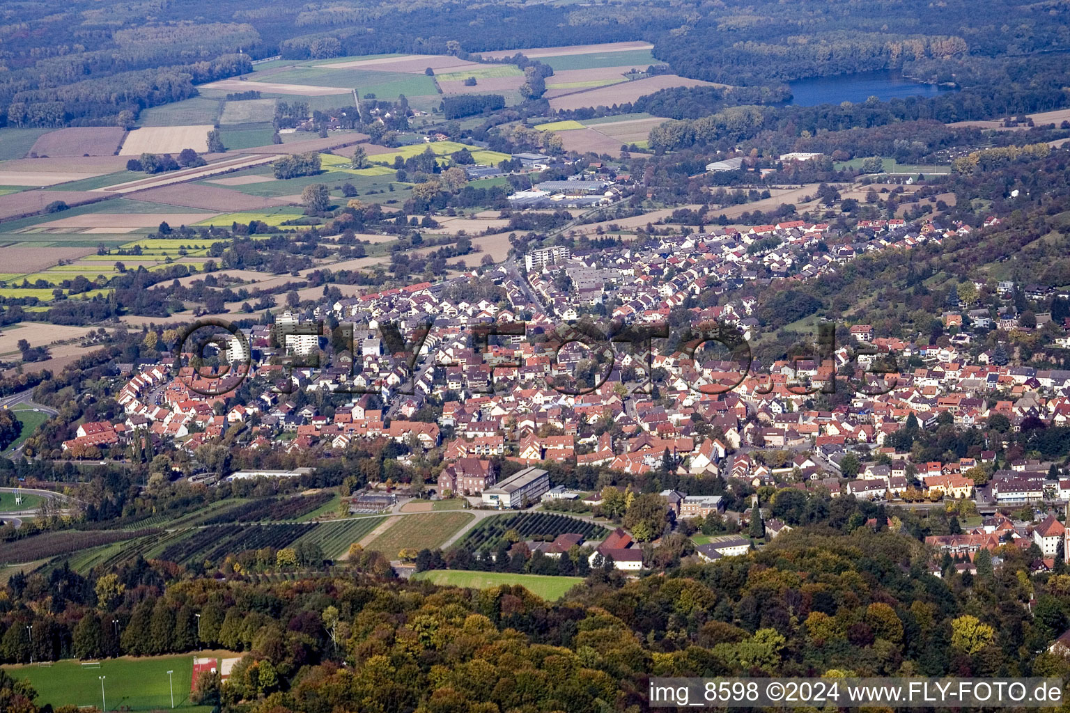 Luftbild von Ortsansicht der Straßen und Häuser der Wohngebiete im Ortsteil Grötzingen in Karlsruhe im Bundesland Baden-Württemberg, Deutschland