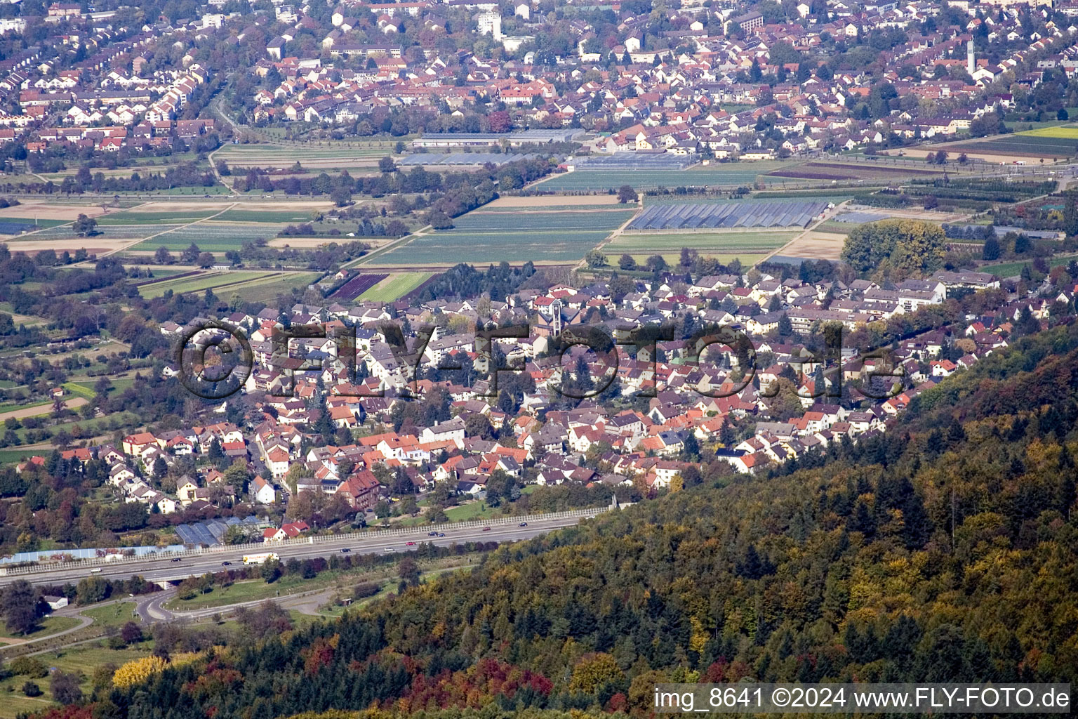 Ortsteil Wolfartsweier in Karlsruhe im Bundesland Baden-Württemberg, Deutschland aus der Drohnenperspektive