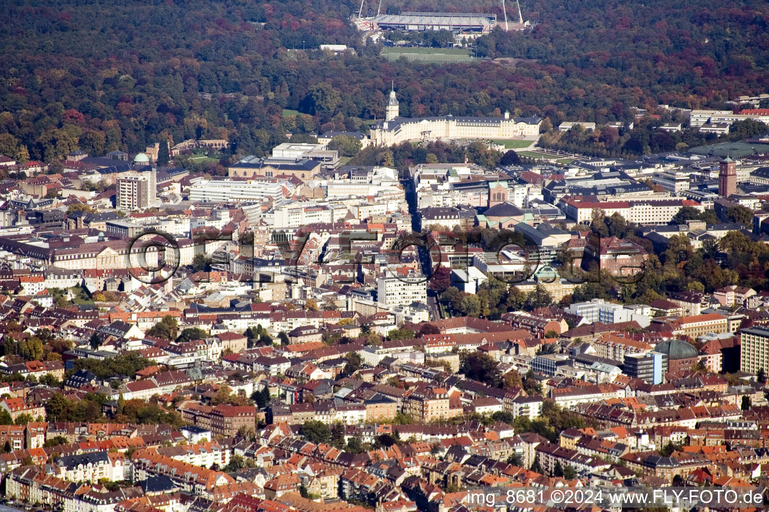 Panorama- Stadtansicht des Innenstadtbereiches in Karlsruhe vom KSC Wildparkstadion über Schloss und Herrenstraße zur Bundesanwaltschaft im Ortsteil Innenstadt-West im Bundesland Baden-Württemberg, Deutschland