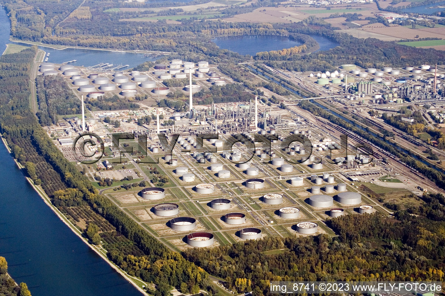 Luftaufnahme von Karlsruhe Shell/ExxonMobil/Ruhr Oel/Conoco Karlsruhe Raffinerie im Ortsteil Knielingen im Bundesland Baden-Württemberg, Deutschland
