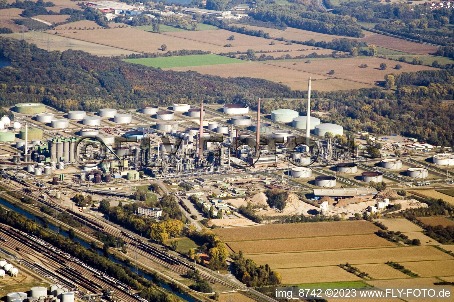 Schrägluftbild von Karlsruhe Shell/ExxonMobil/Ruhr Oel/Conoco Karlsruhe Raffinerie im Ortsteil Knielingen im Bundesland Baden-Württemberg, Deutschland