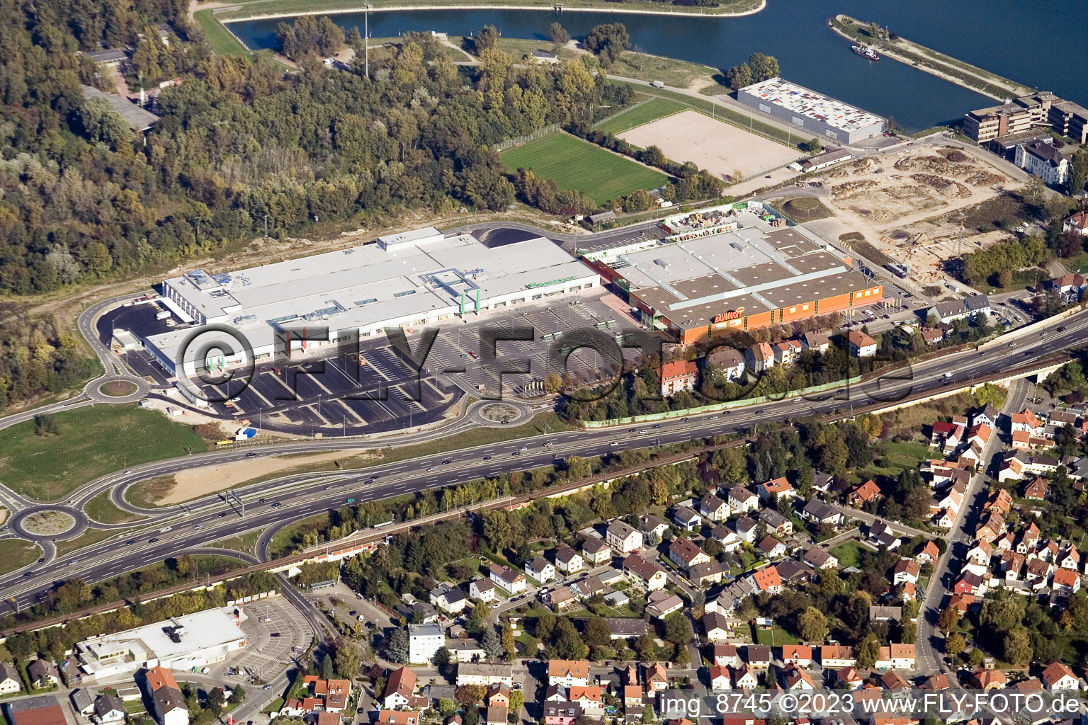 Luftbild von Fachmarktzentrum Maximiliancenter in Wörth-Maximiliansau in Wörth am Rhein im Bundesland Rheinland-Pfalz, Deutschland
