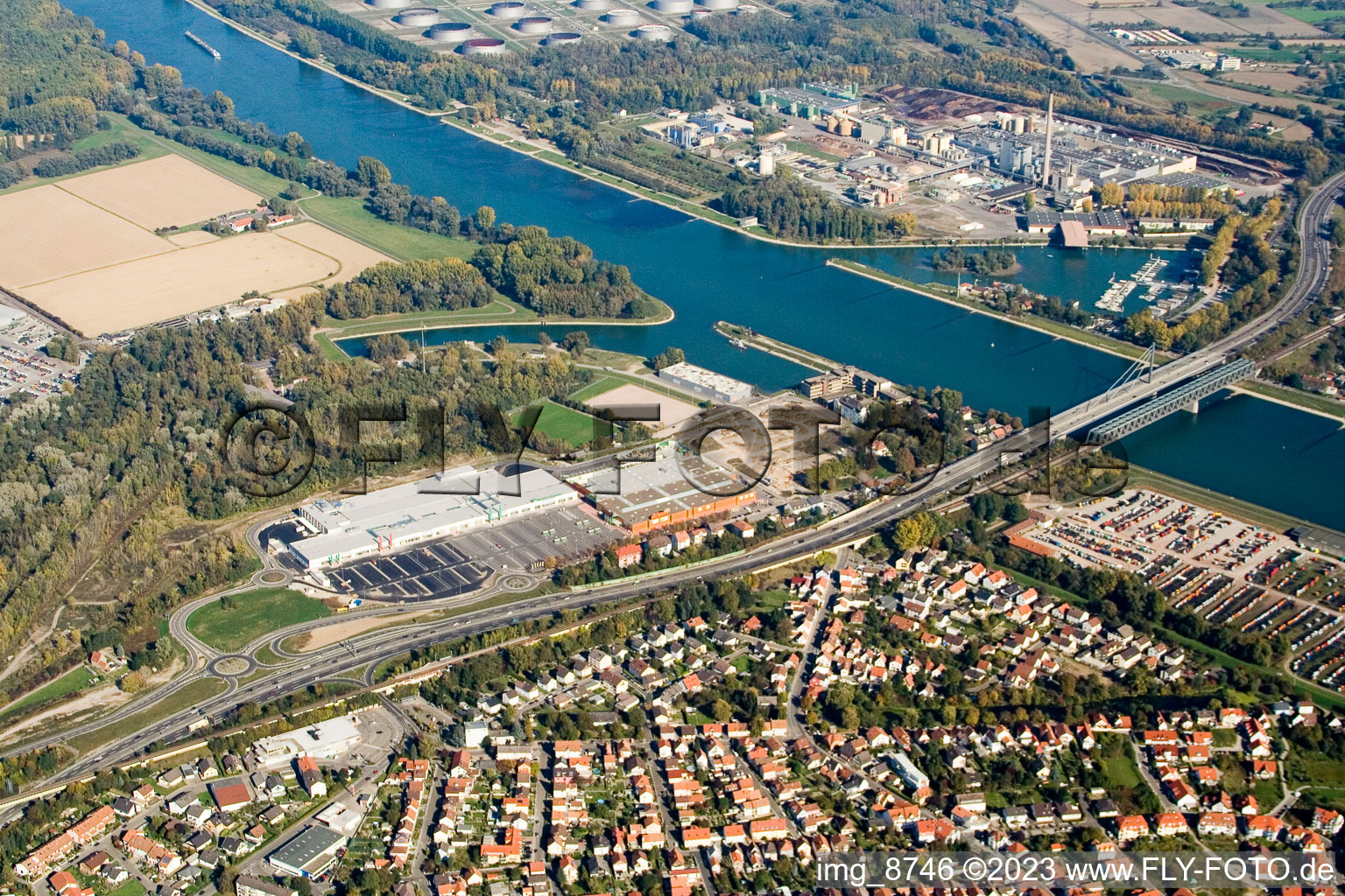 Luftaufnahme von Fachmarktzentrum Maximiliancenter in Wörth-Maximiliansau in Wörth am Rhein im Bundesland Rheinland-Pfalz, Deutschland