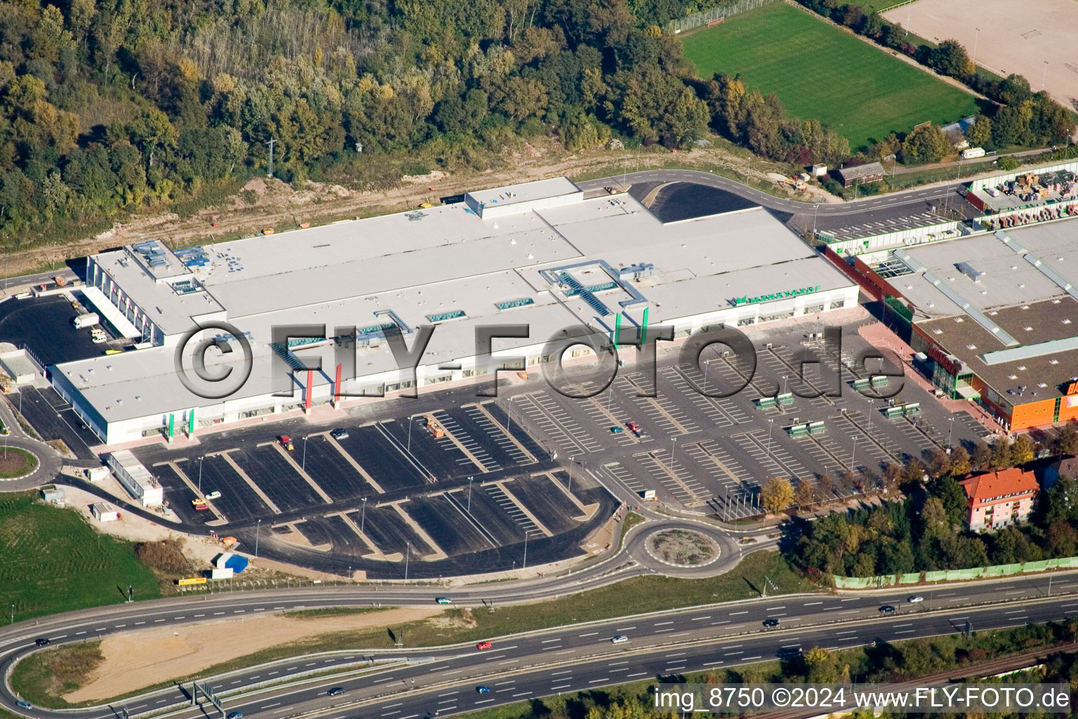 Fachmarktzentrum Maximiliancenter in Wörth-Maximiliansau, Marktkauf in Wörth am Rhein im Bundesland Rheinland-Pfalz, Deutschland