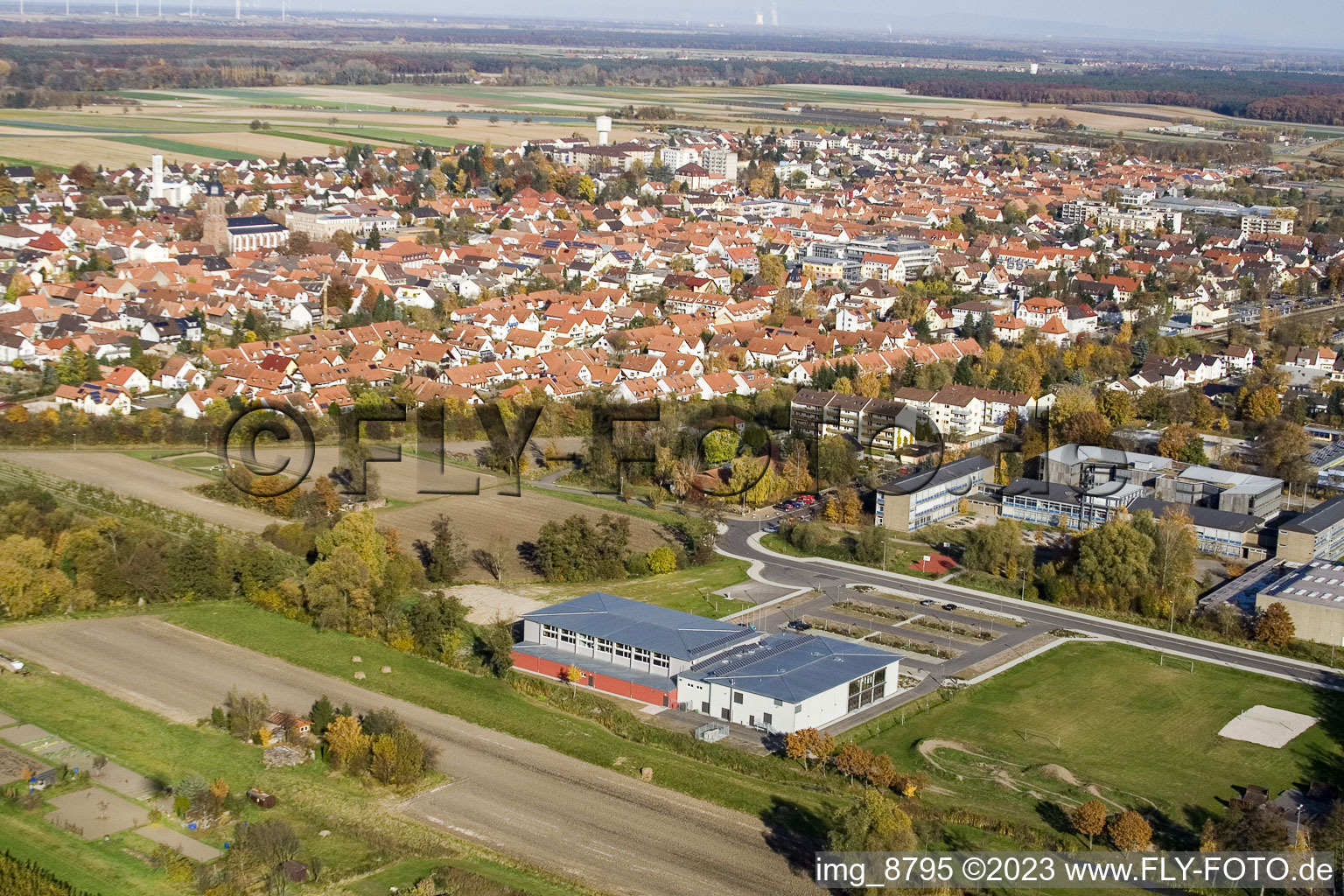Kandel, Bienwaldhalle im Bundesland Rheinland-Pfalz, Deutschland aus der Luft betrachtet