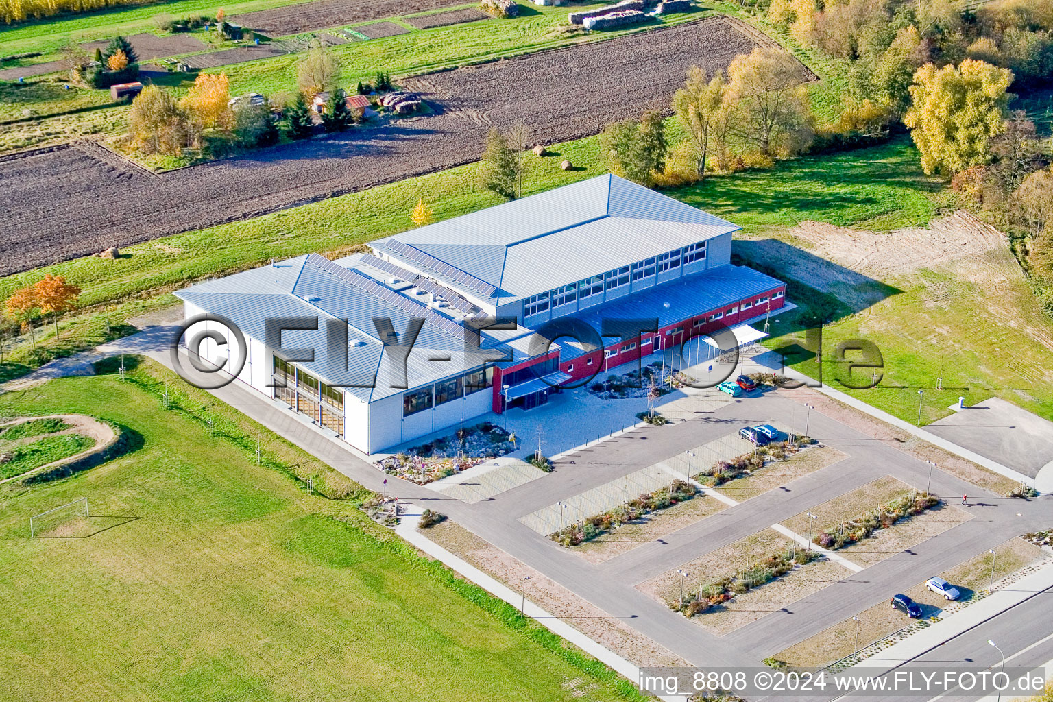 Luftbild von Gebäude der Veranstaltungshalle Bienwaldhalle in Kandel im Bundesland Rheinland-Pfalz, Deutschland