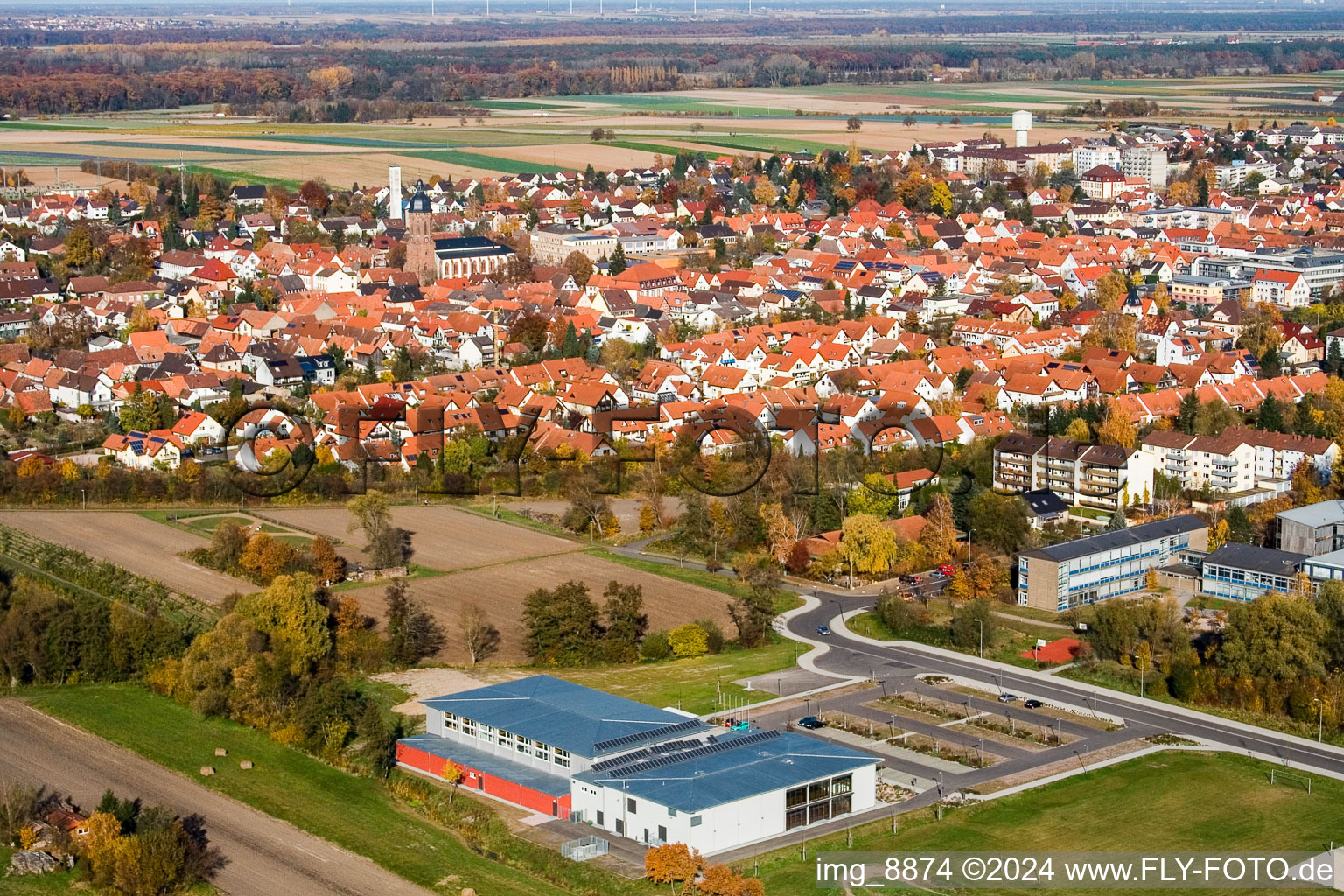 Luftaufnahme von Gebäude der Veranstaltungshalle Bienwaldhalle in Kandel im Bundesland Rheinland-Pfalz, Deutschland