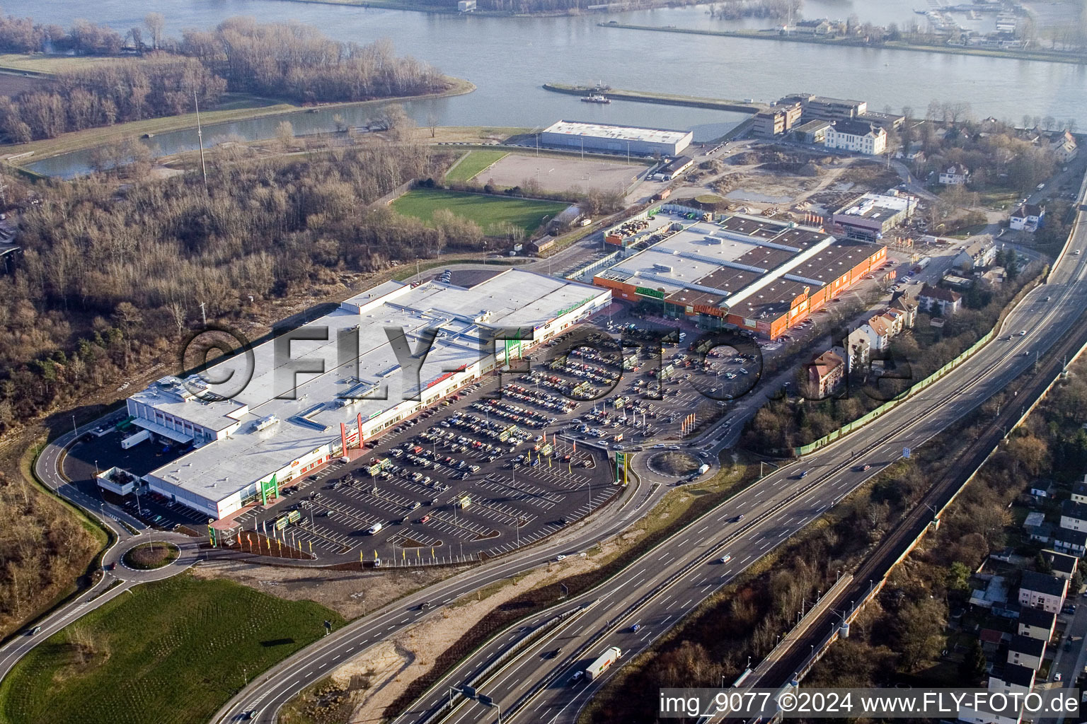 Luftbild von Gebäude des Einkaufszentrum Maximilian-Center im Ortsteil Maximilian-Center in Wörth am Rhein im Ortsteil Maximiliansau im Bundesland Rheinland-Pfalz, Deutschland