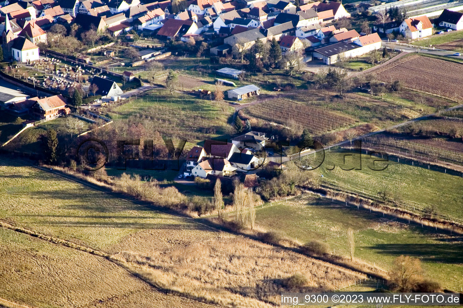 Schrägluftbild von Winden, Windener Mühle im Bundesland Rheinland-Pfalz, Deutschland