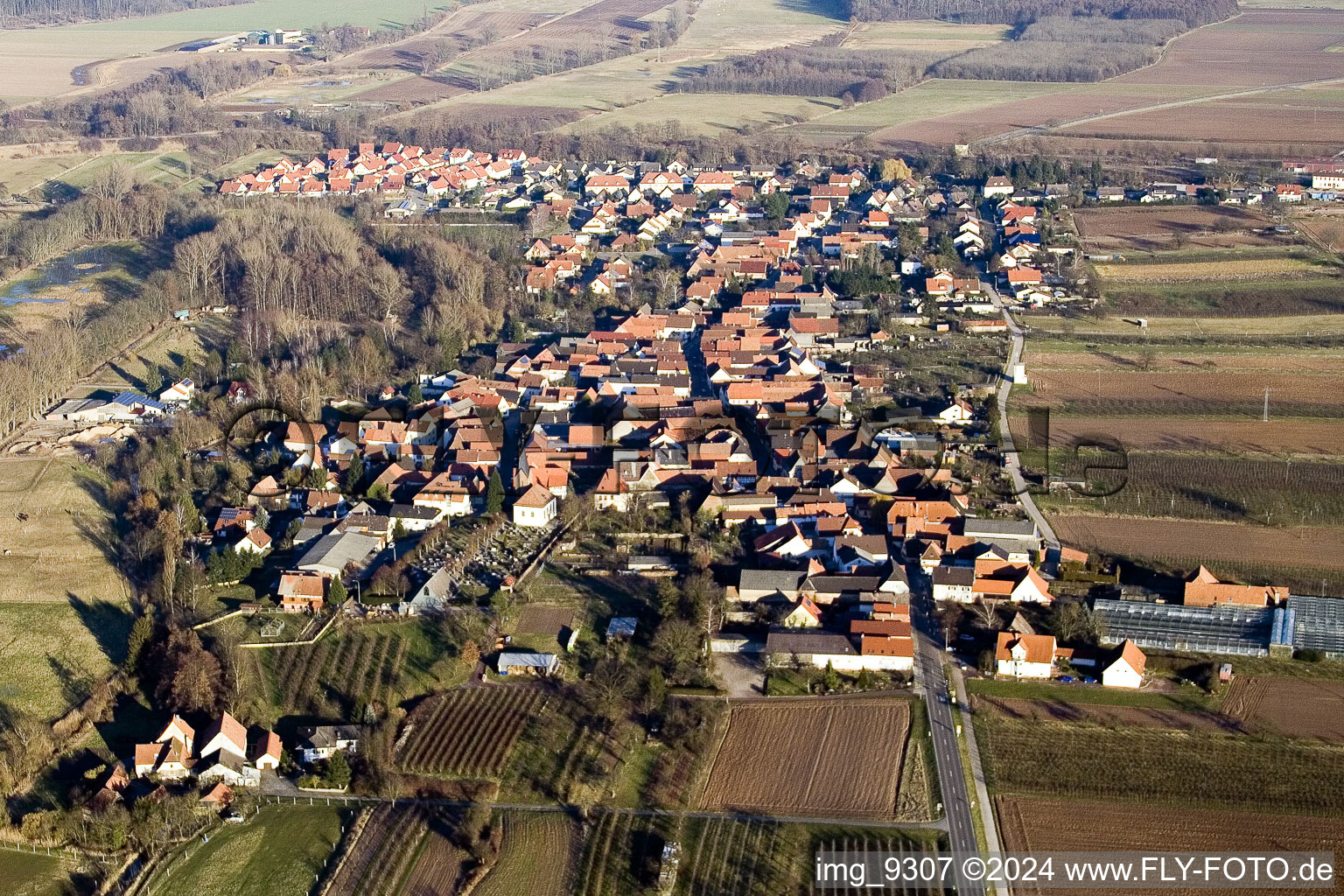 Dorf - Ansicht am Rande von landwirtschaftlichen Feldern und Nutzflächen im Ortsteil Gewerbegebiet Horst in Winden im Bundesland Rheinland-Pfalz, Deutschland