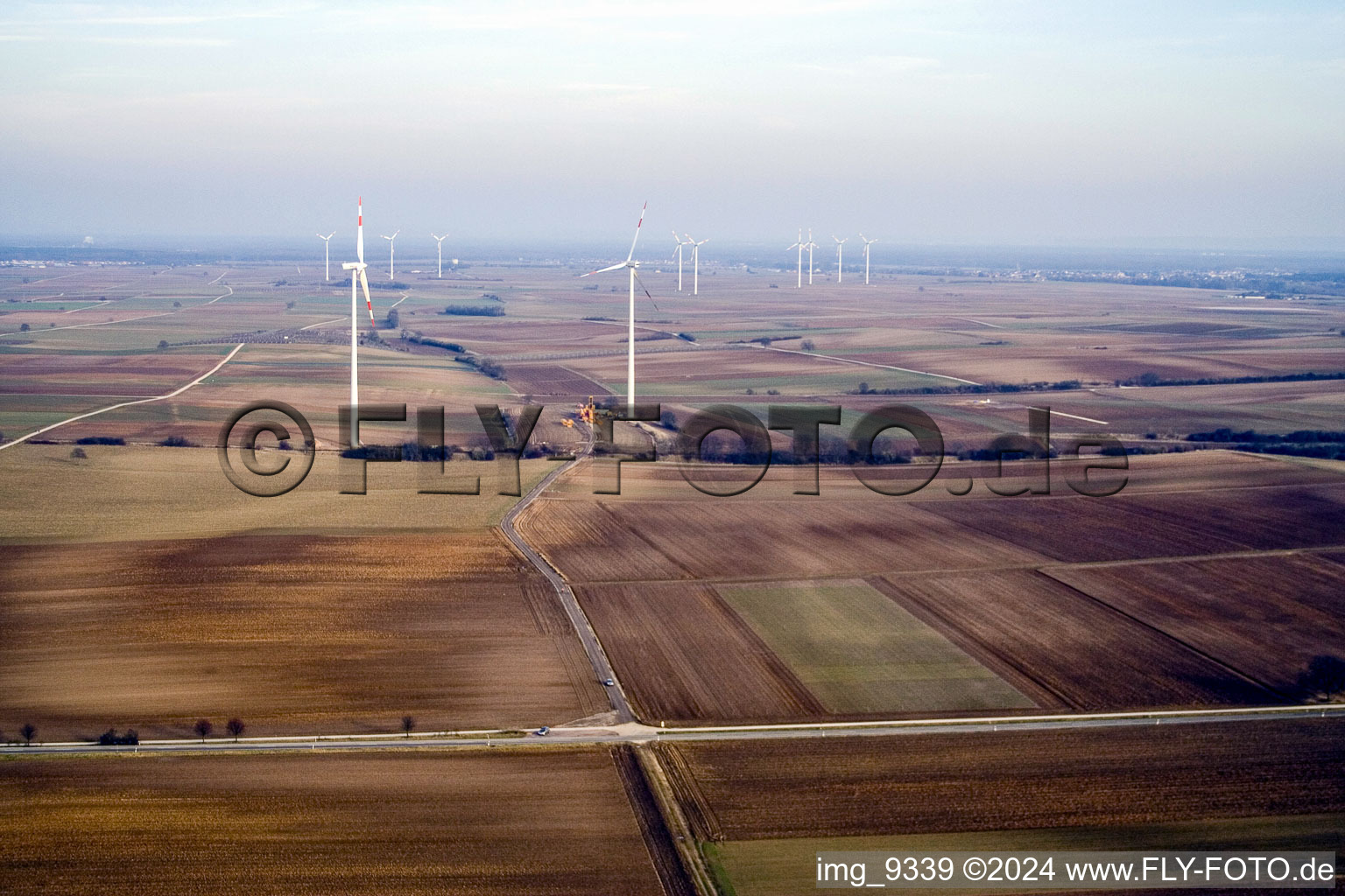 Luftaufnahme von Windkraftanlagen in Offenbach an der Queich im Bundesland Rheinland-Pfalz, Deutschland