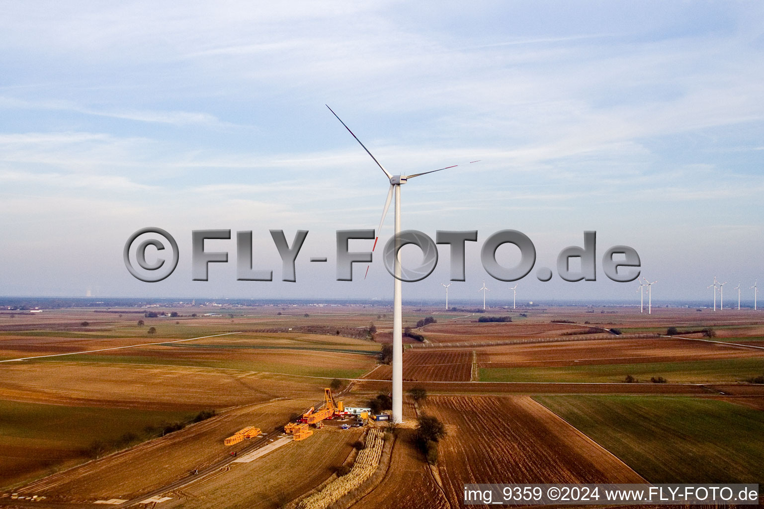 Schrägluftbild von Windkraftanlagen in Offenbach an der Queich im Bundesland Rheinland-Pfalz, Deutschland