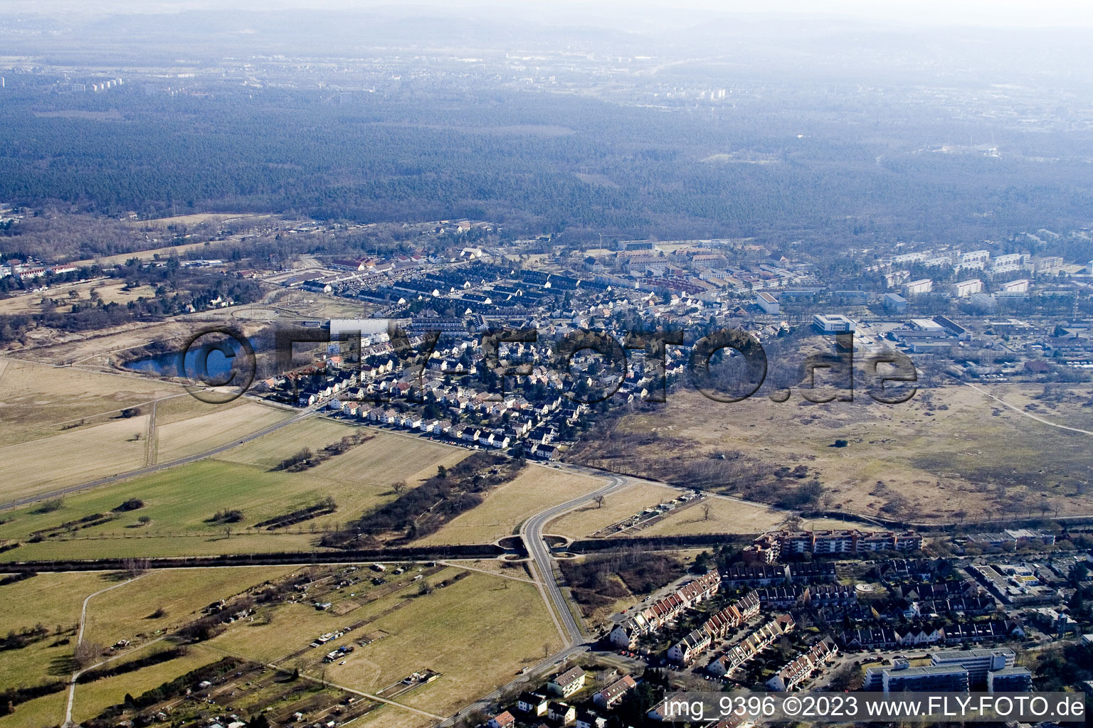 Ortsteil Knielingen in Karlsruhe im Bundesland Baden-Württemberg, Deutschland aus der Drohnenperspektive