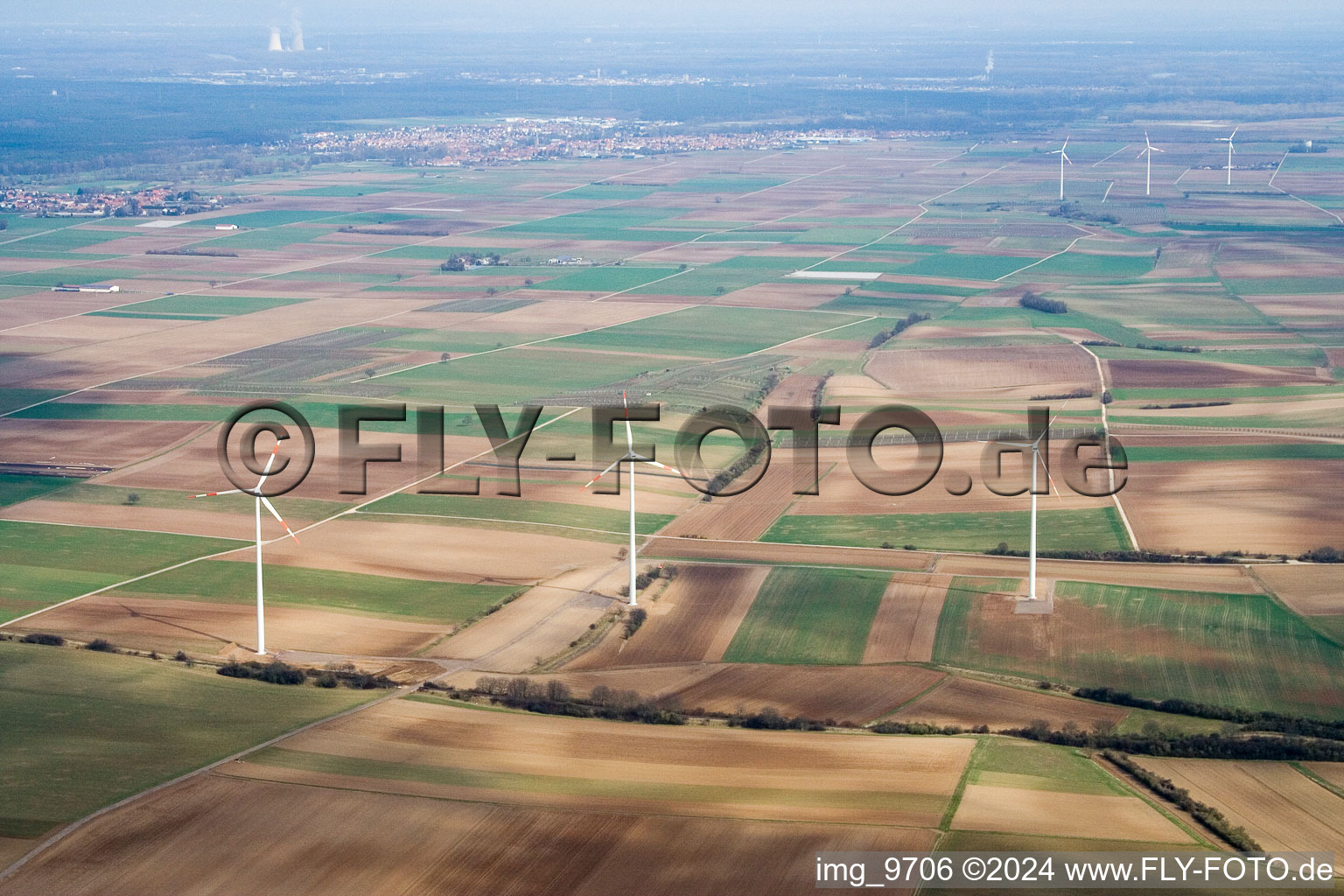 Windkraftanlagen in Offenbach an der Queich im Bundesland Rheinland-Pfalz, Deutschland von oben