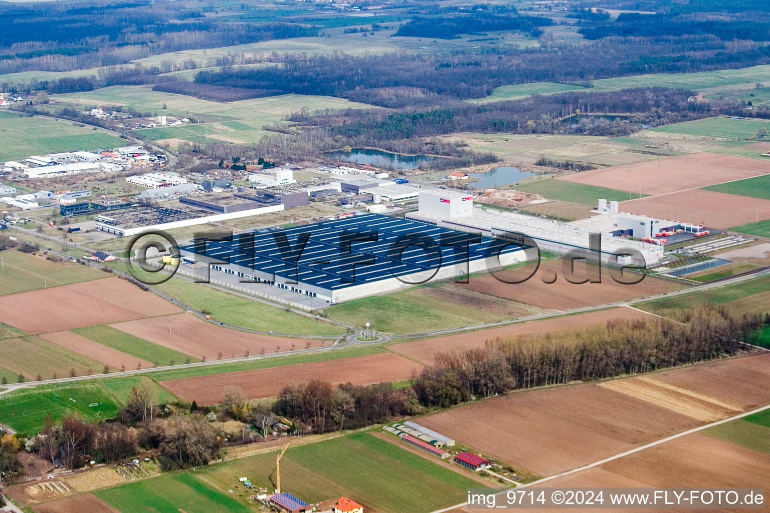 Luftaufnahme von Gebäude und Produktionshallen auf dem Werksgelände Prowell GmbH in Offenbach an der Queich im Bundesland Rheinland-Pfalz, Deutschland