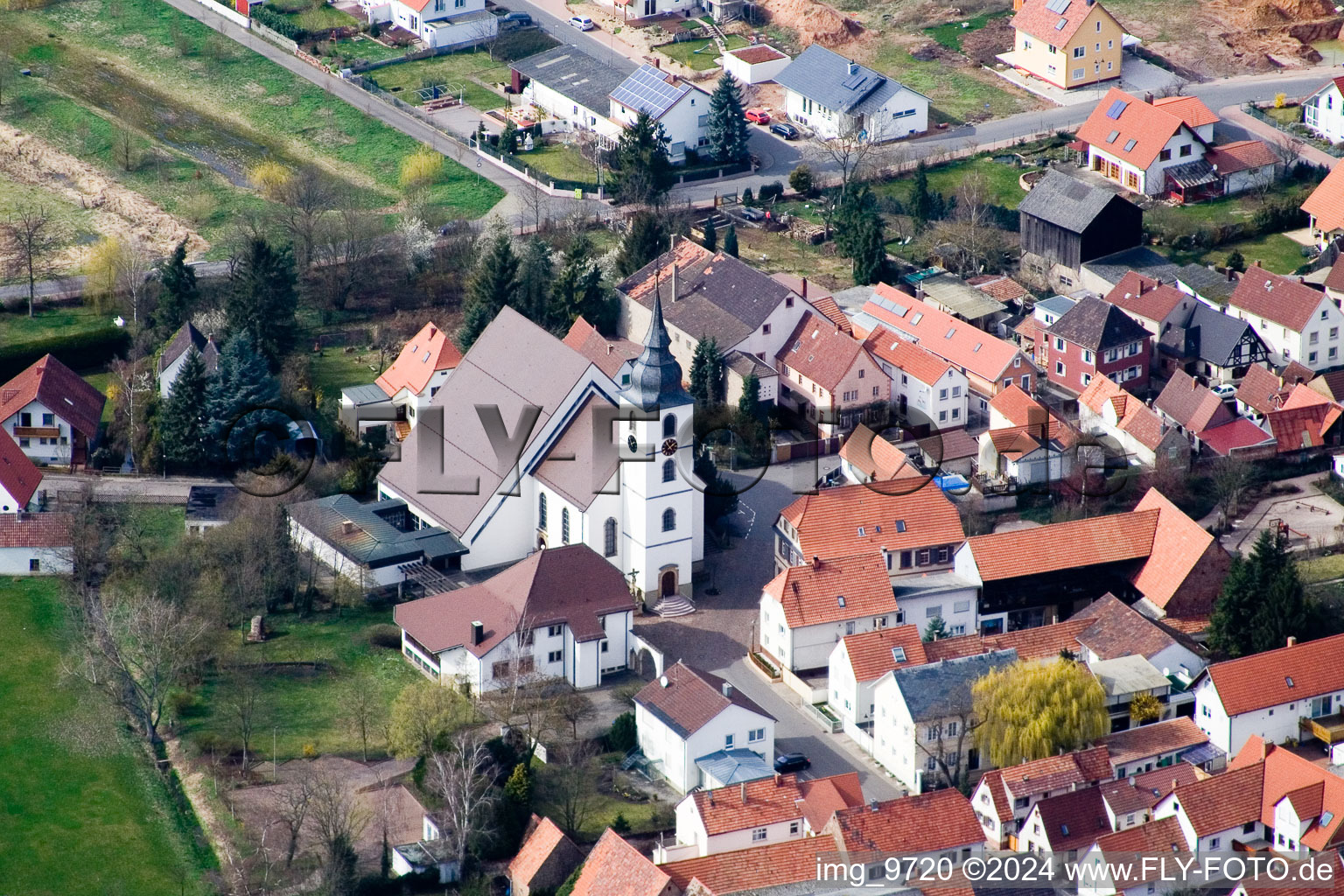 Kirchengebäude der Pfarrei St. Josef in Offenbach an der Queich im Bundesland Rheinland-Pfalz, Deutschland