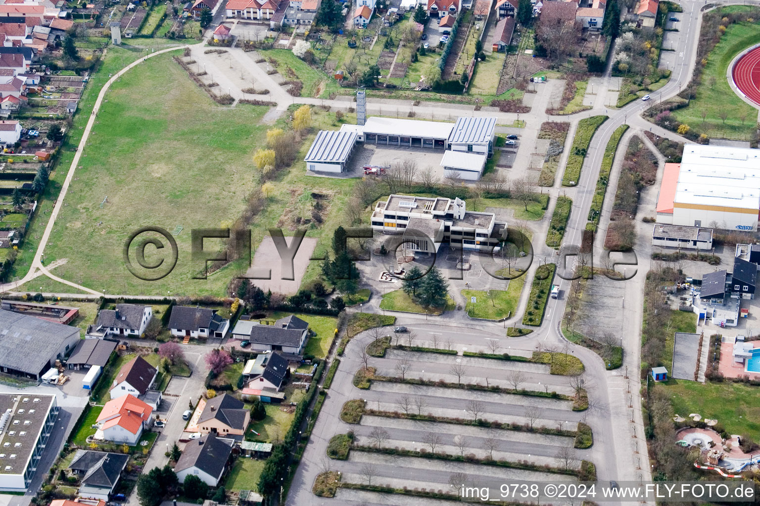 Luftaufnahme von Offenbach an der Queich, Verbandsgemeinde Rathaus im Bundesland Rheinland-Pfalz, Deutschland