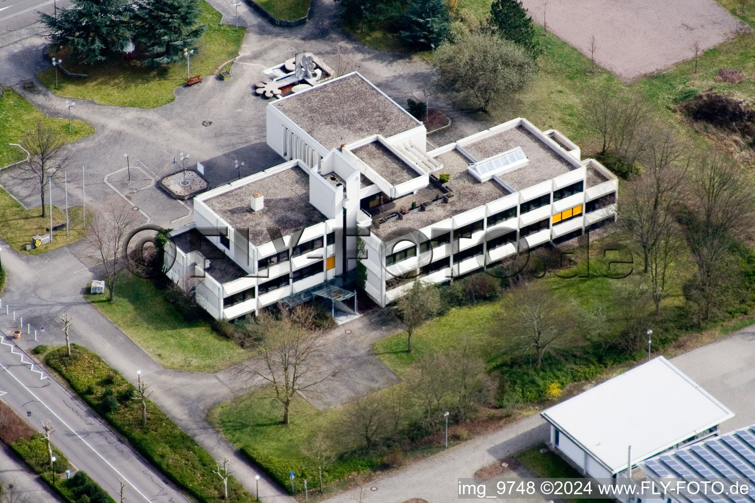 Luftbild von Gebäude des Rathauses der Verbandsgemeinde Offenbach an der Queich in Offenbach an der Queich im Bundesland Rheinland-Pfalz, Deutschland