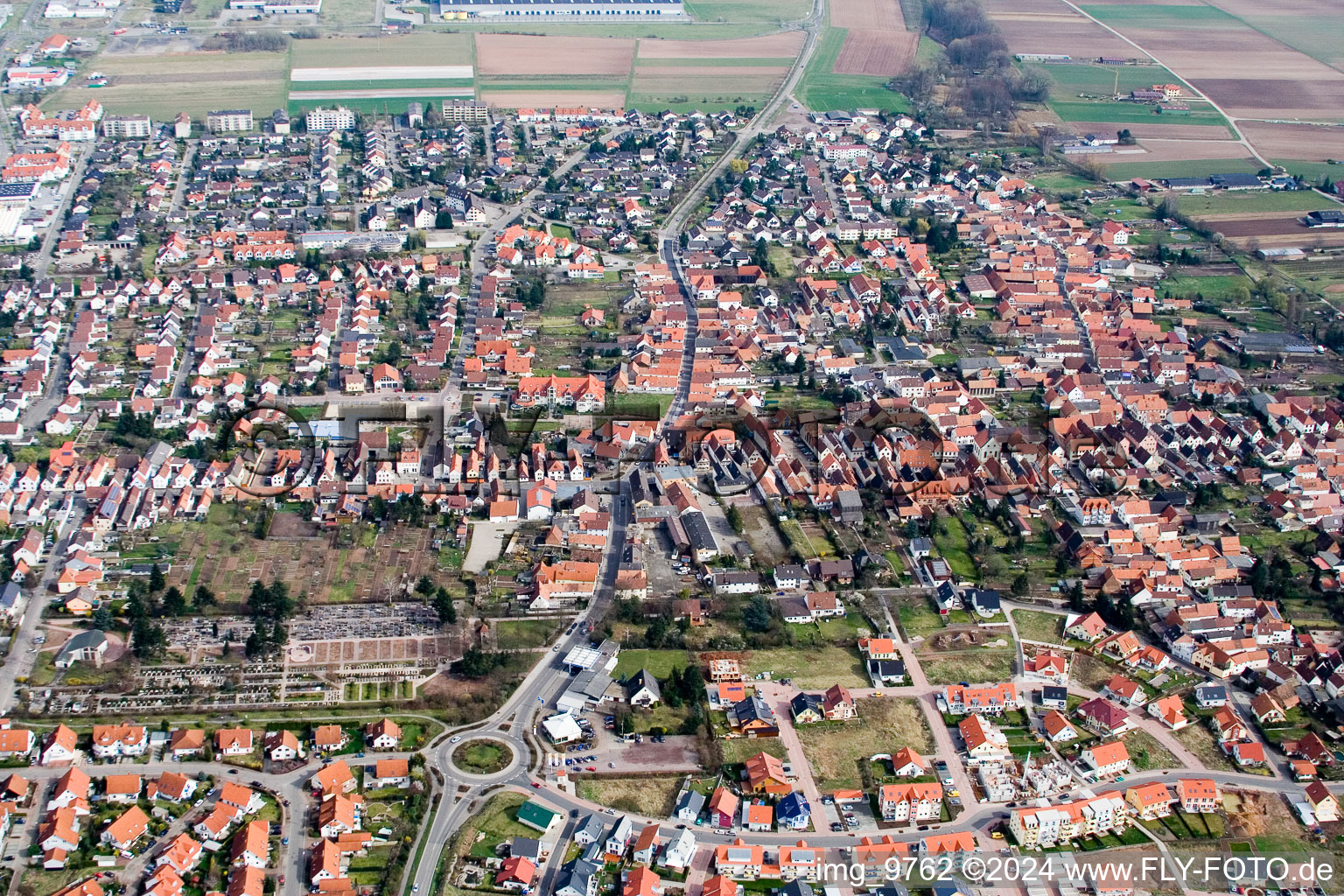 Offenbach an der Queich im Bundesland Rheinland-Pfalz, Deutschland von der Drohne aus gesehen