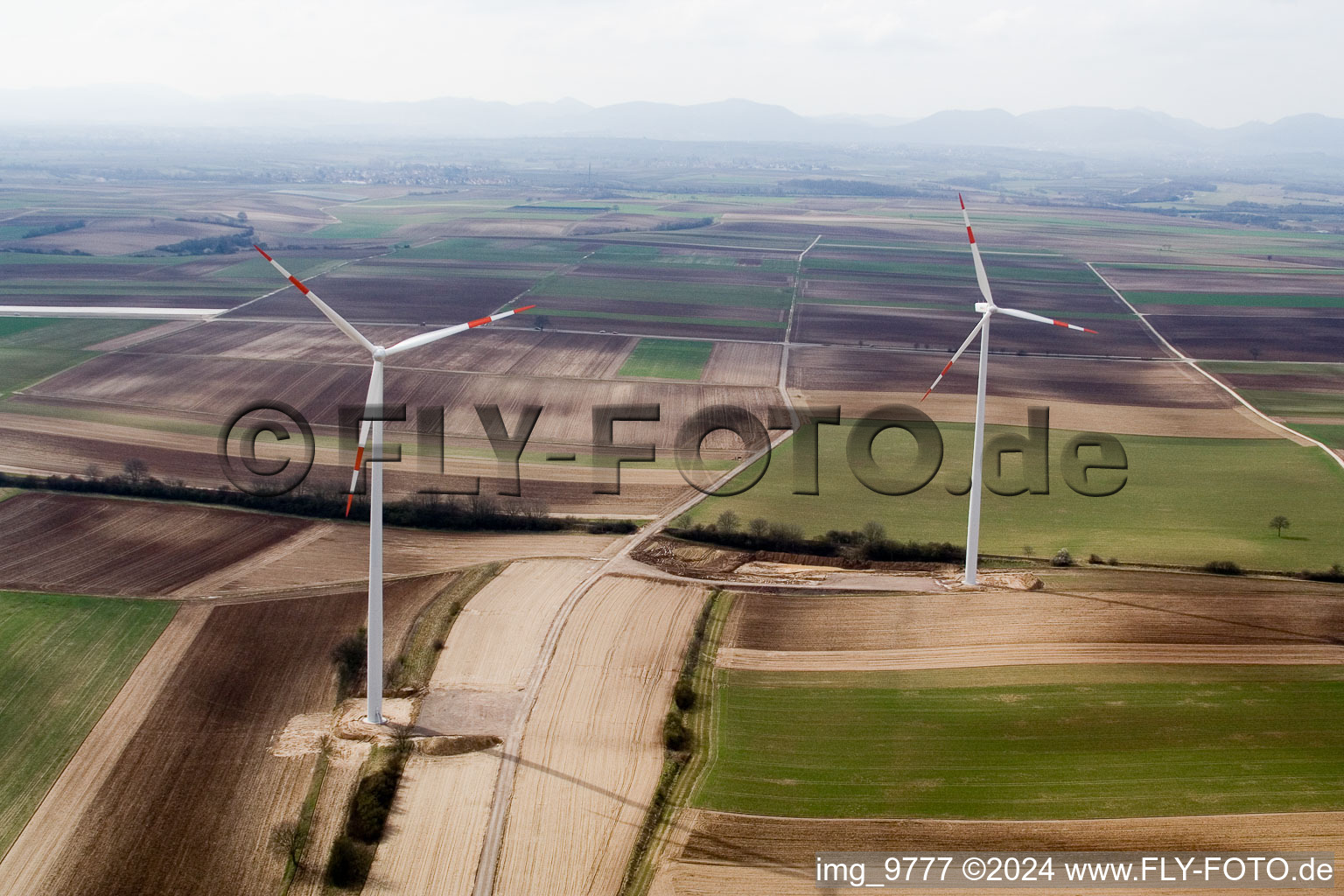 Windkraftanlagen in Offenbach an der Queich im Bundesland Rheinland-Pfalz, Deutschland vom Flugzeug aus