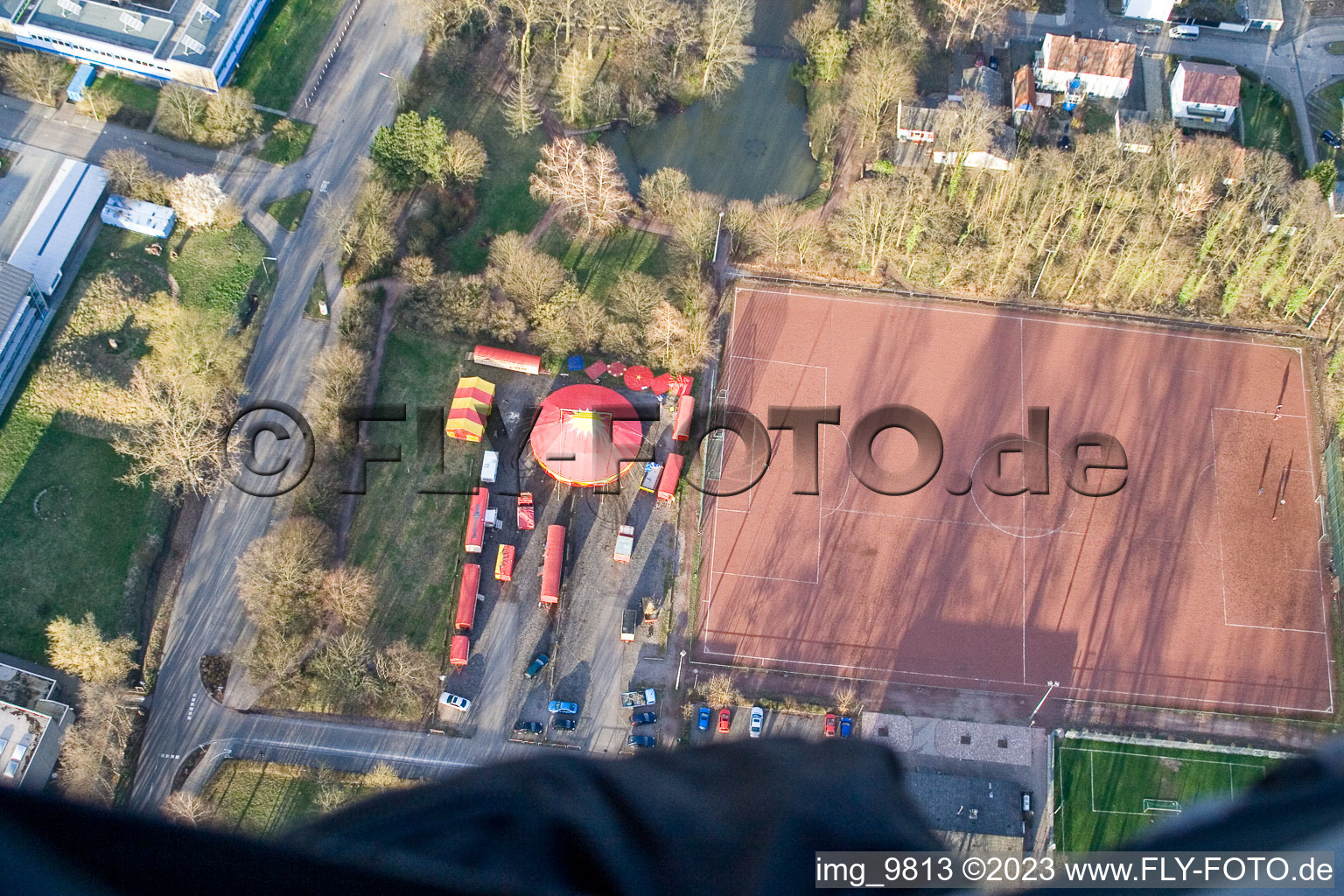 Luftbild von Kandel, Circus Weisheit am Sportplatz im Bundesland Rheinland-Pfalz, Deutschland