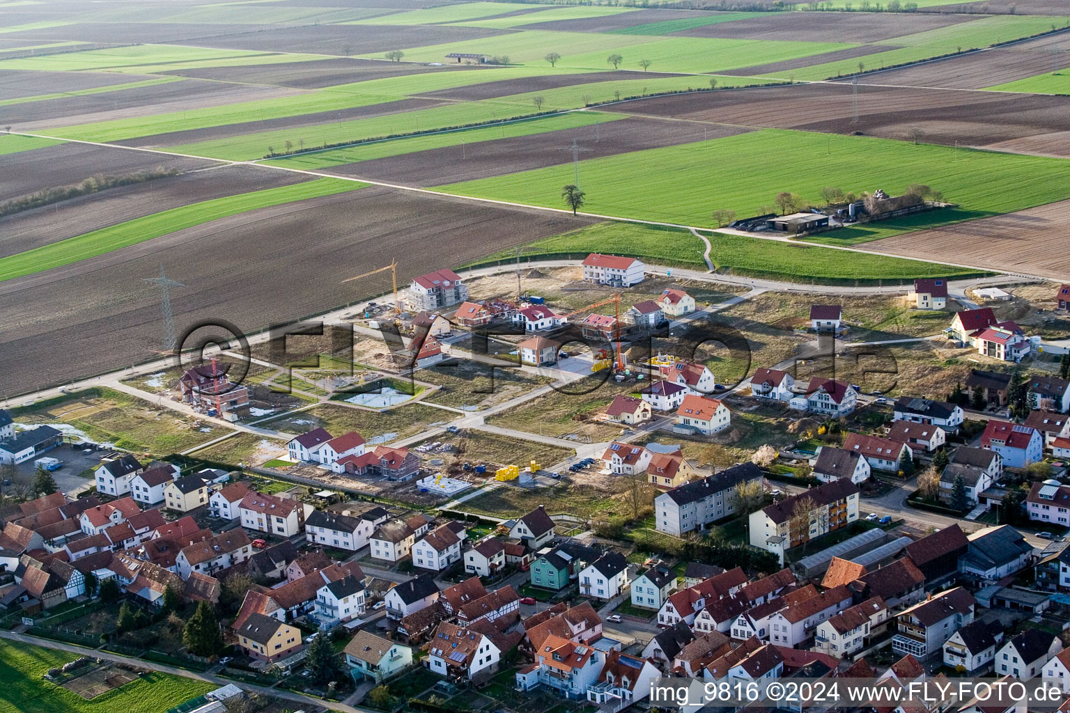 Baustellen zum Neubau- Wohngebiet einer Einfamilienhaus- Siedlung Am Höhenweg in Kandel im Bundesland Rheinland-Pfalz, Deutschland vom Flugzeug aus