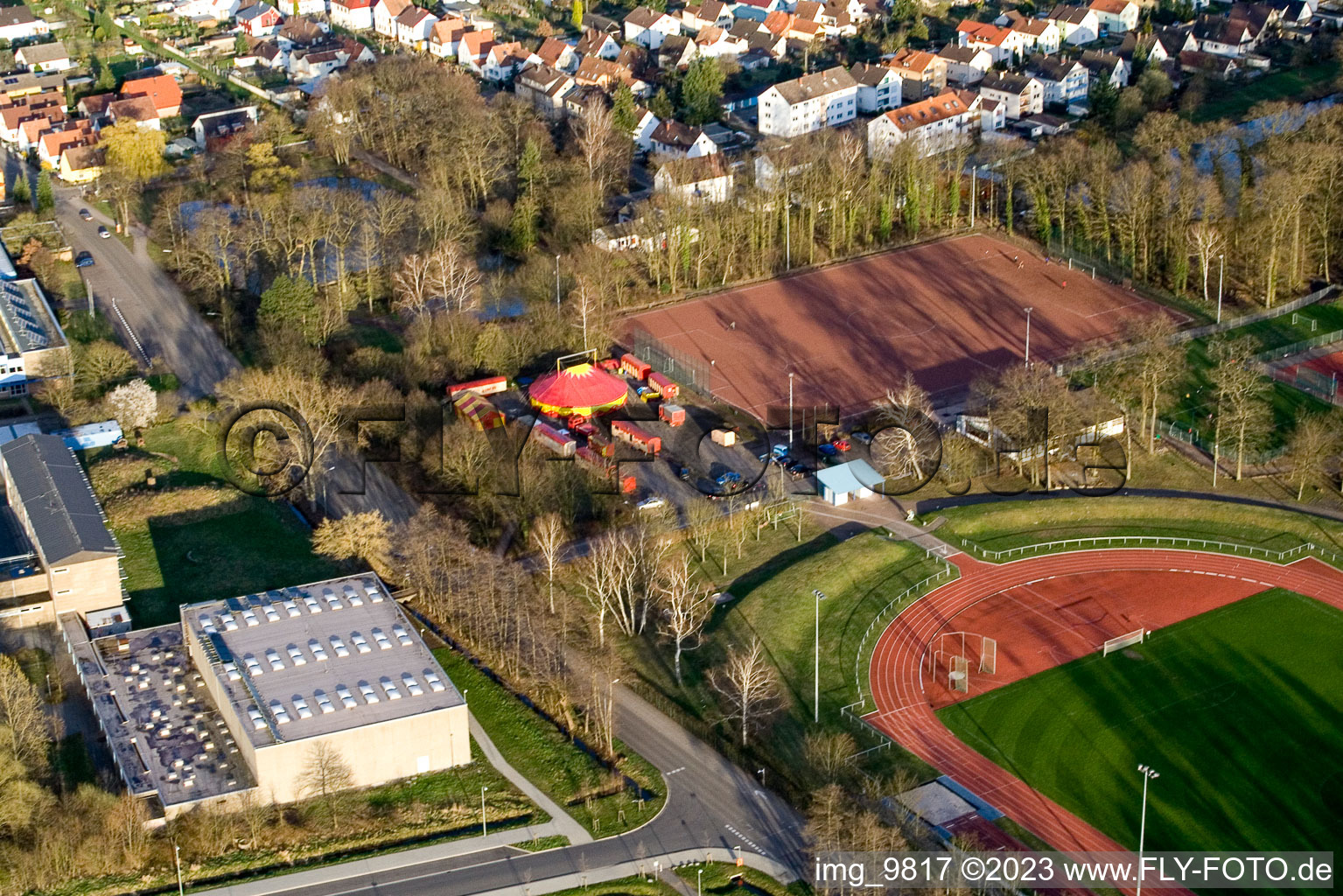 Luftaufnahme von Kandel, Circus Weisheit am Sportplatz im Bundesland Rheinland-Pfalz, Deutschland