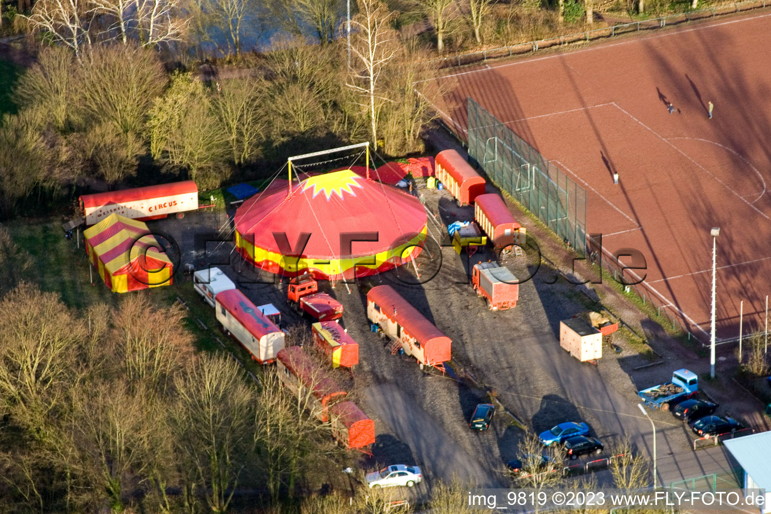 Schrägluftbild von Kandel, Circus Weisheit am Sportplatz im Bundesland Rheinland-Pfalz, Deutschland