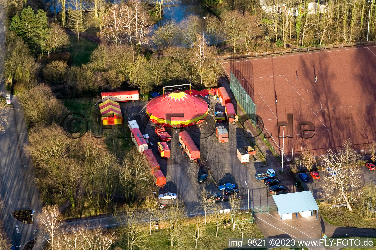 Kandel, Circus Weisheit am Sportplatz im Bundesland Rheinland-Pfalz, Deutschland aus der Luft