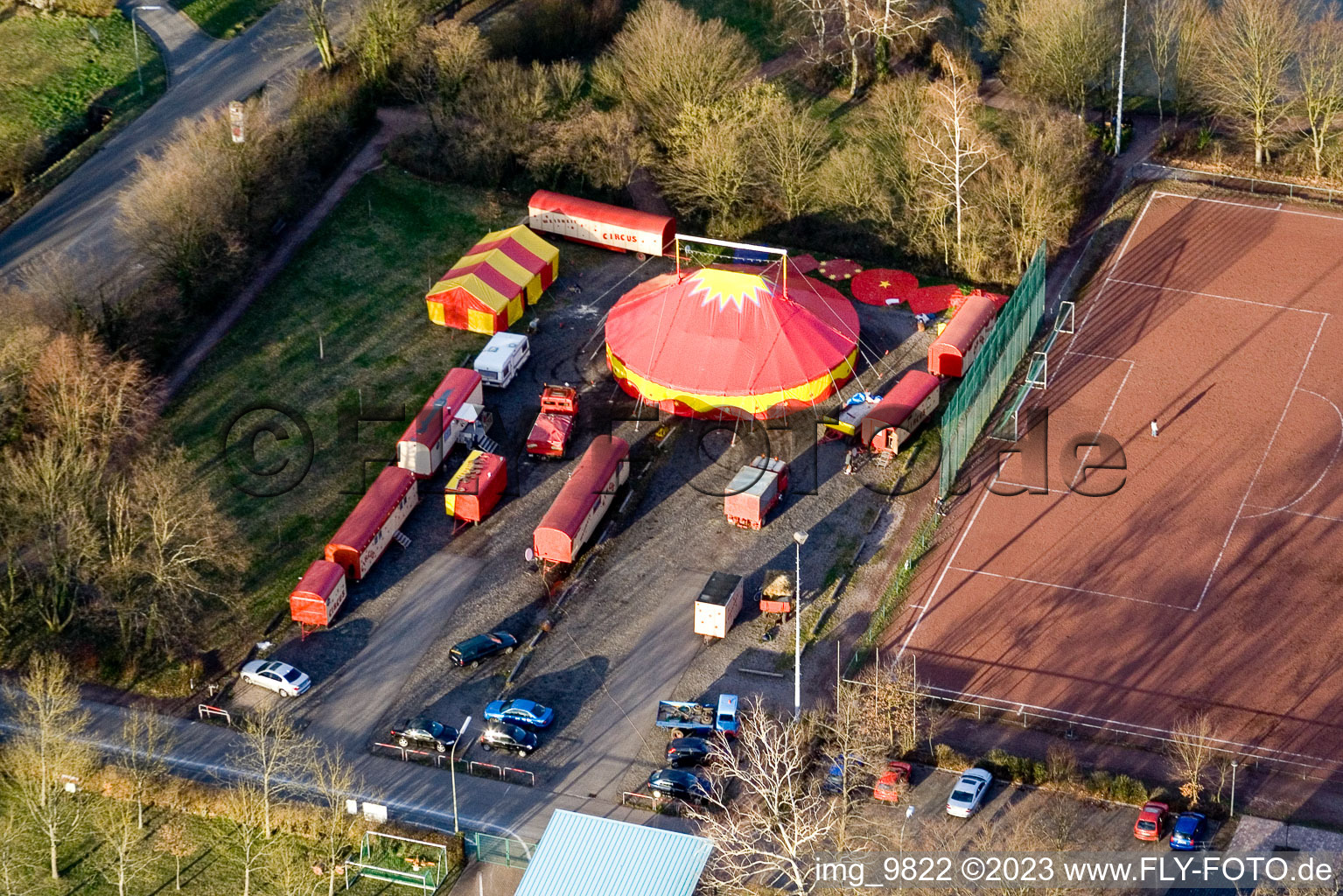 Kandel, Circus Weisheit am Sportplatz im Bundesland Rheinland-Pfalz, Deutschland von oben gesehen