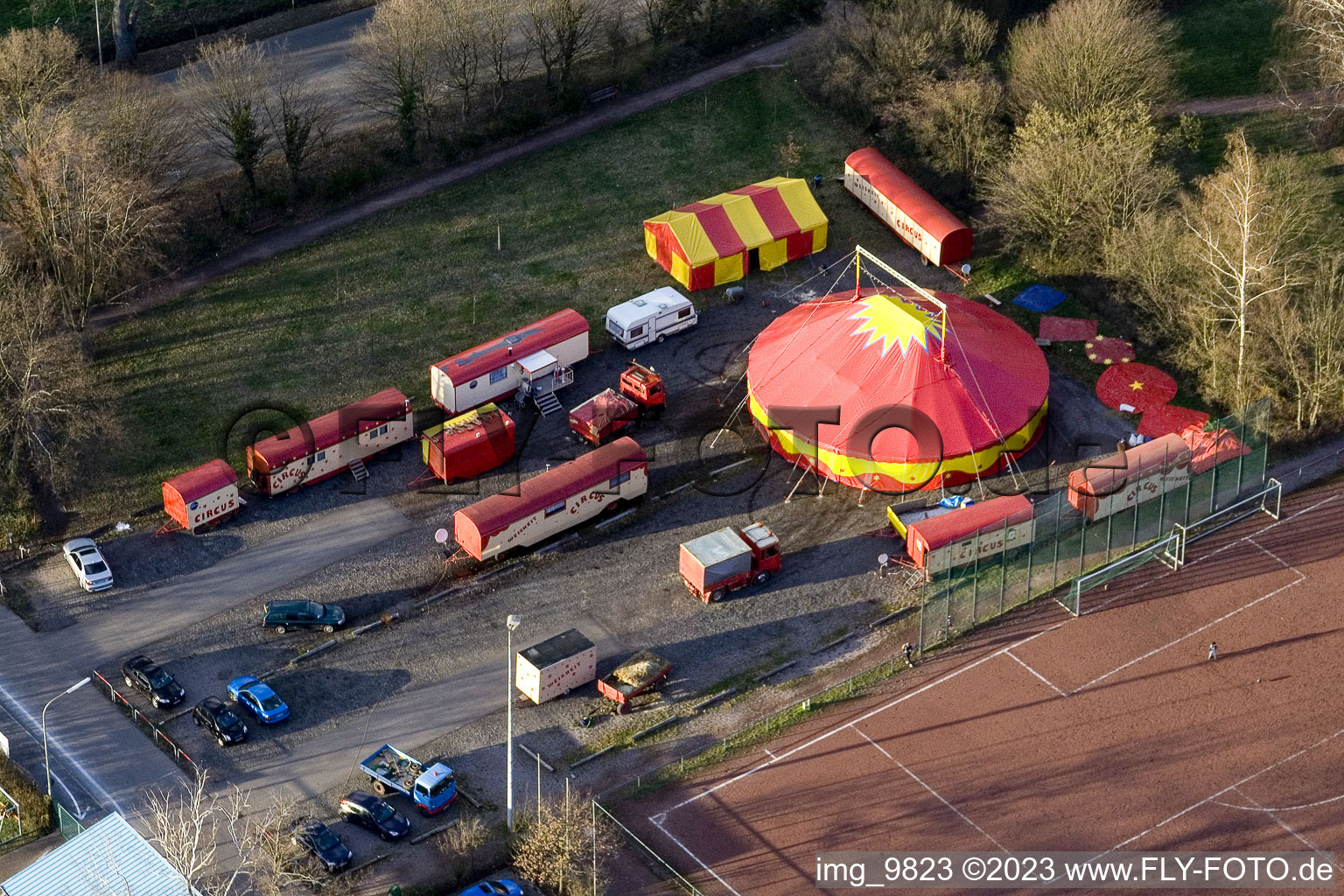Kandel, Circus Weisheit am Sportplatz im Bundesland Rheinland-Pfalz, Deutschland vom Flugzeug aus