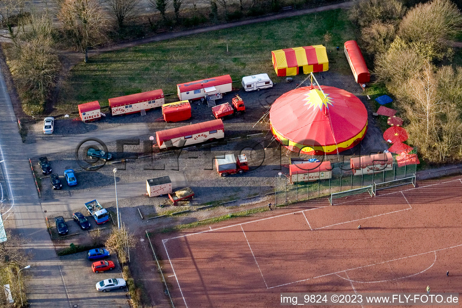 Kandel, Circus Weisheit am Sportplatz im Bundesland Rheinland-Pfalz, Deutschland aus der Vogelperspektive