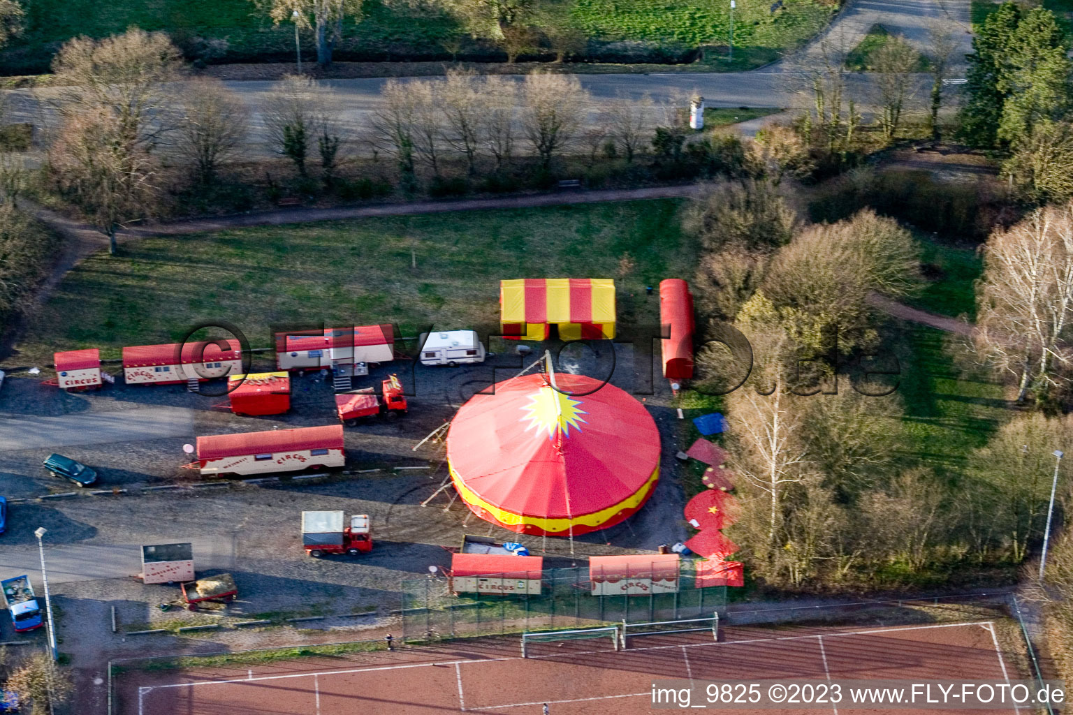Kandel, Circus Weisheit am Sportplatz im Bundesland Rheinland-Pfalz, Deutschland aus der Luft betrachtet