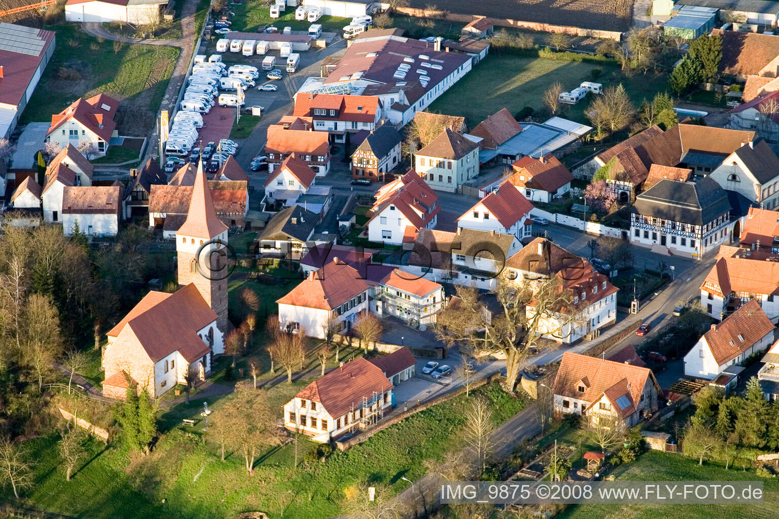 Luftbild von Minfeld, evang. Kirche von Westen im Bundesland Rheinland-Pfalz, Deutschland