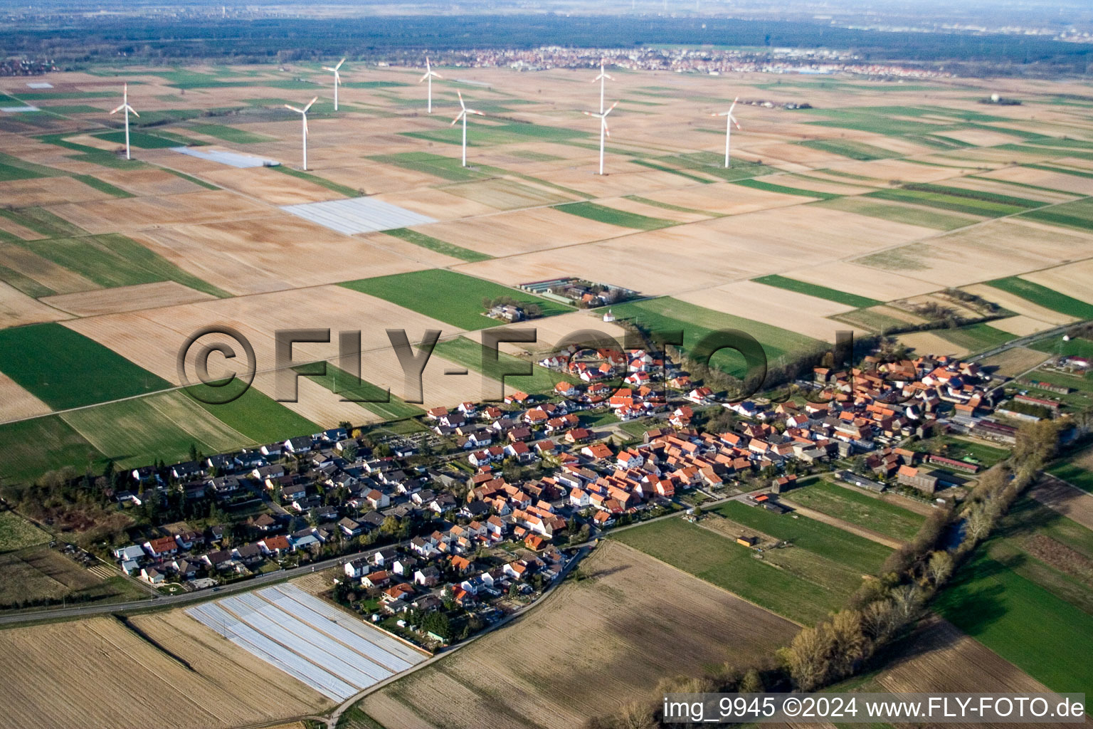 Windenergieanlagen ( WEA ) - Windrad- auf einem Feld in Herxheimweyher im Bundesland Rheinland-Pfalz, Deutschland